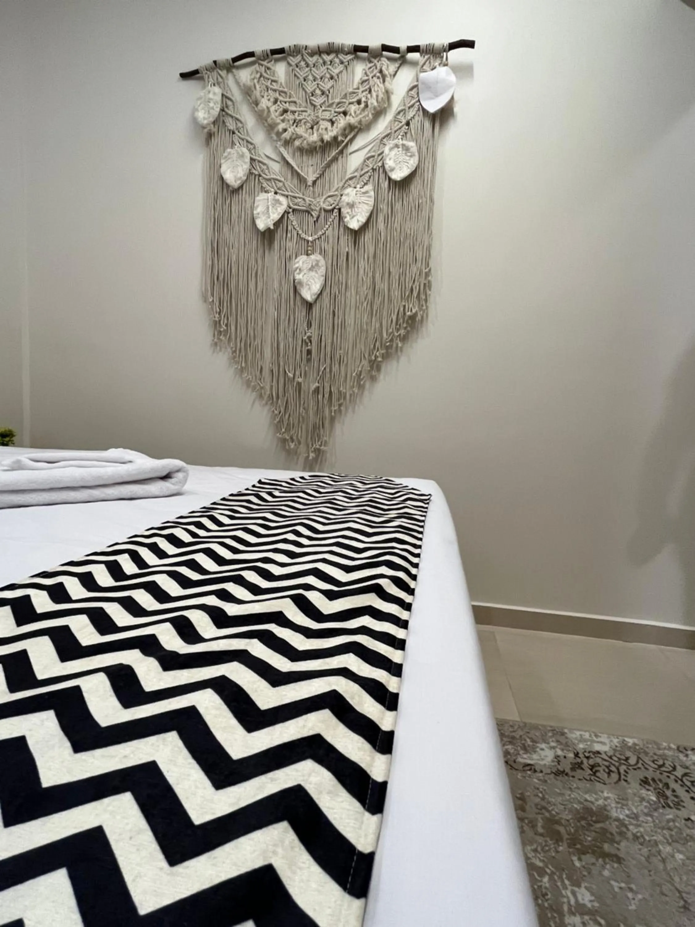 Bed in The Gate Hotel Front Pyramids & Sphinx View