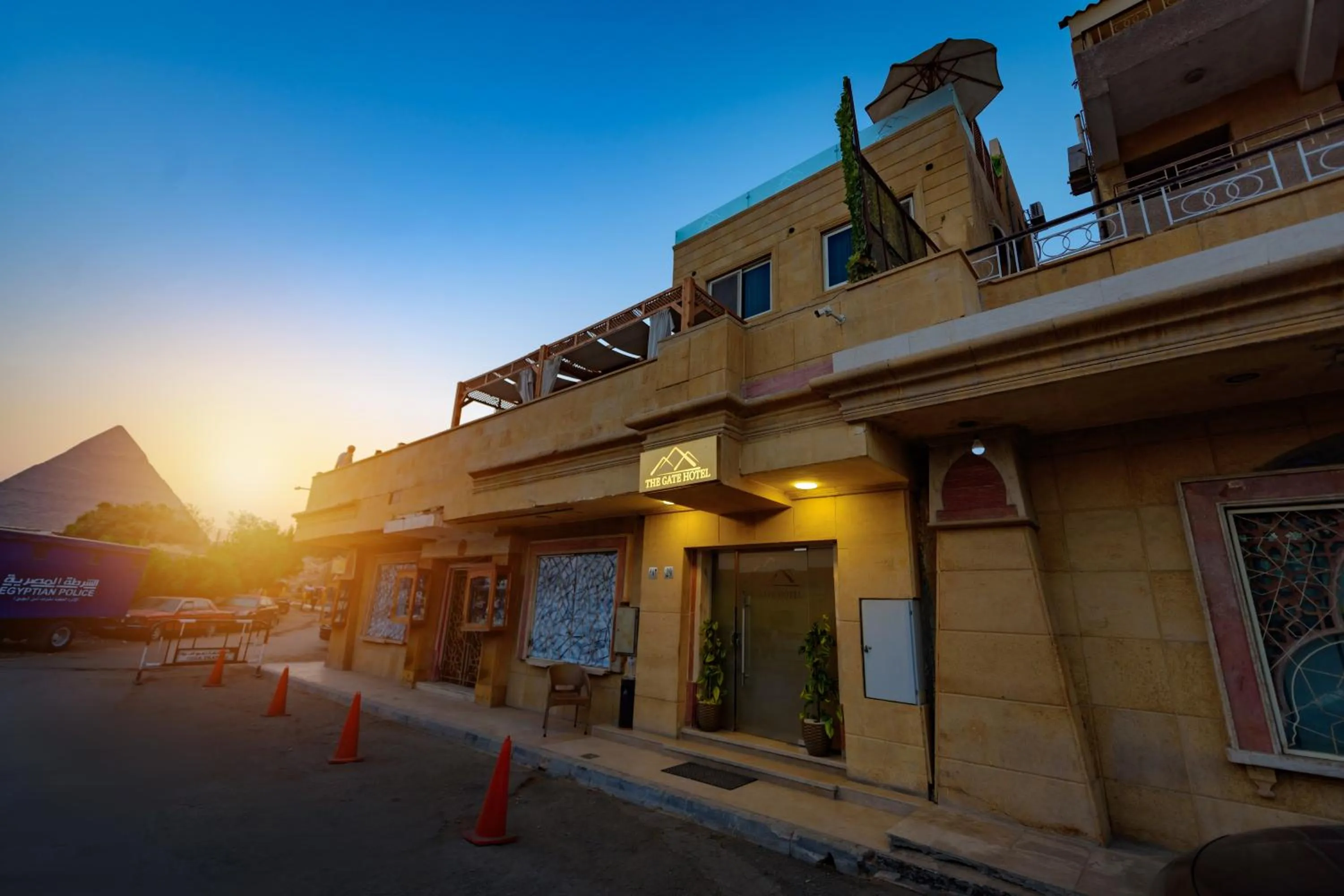 Property building in The Gate Hotel Front Pyramids & Sphinx View
