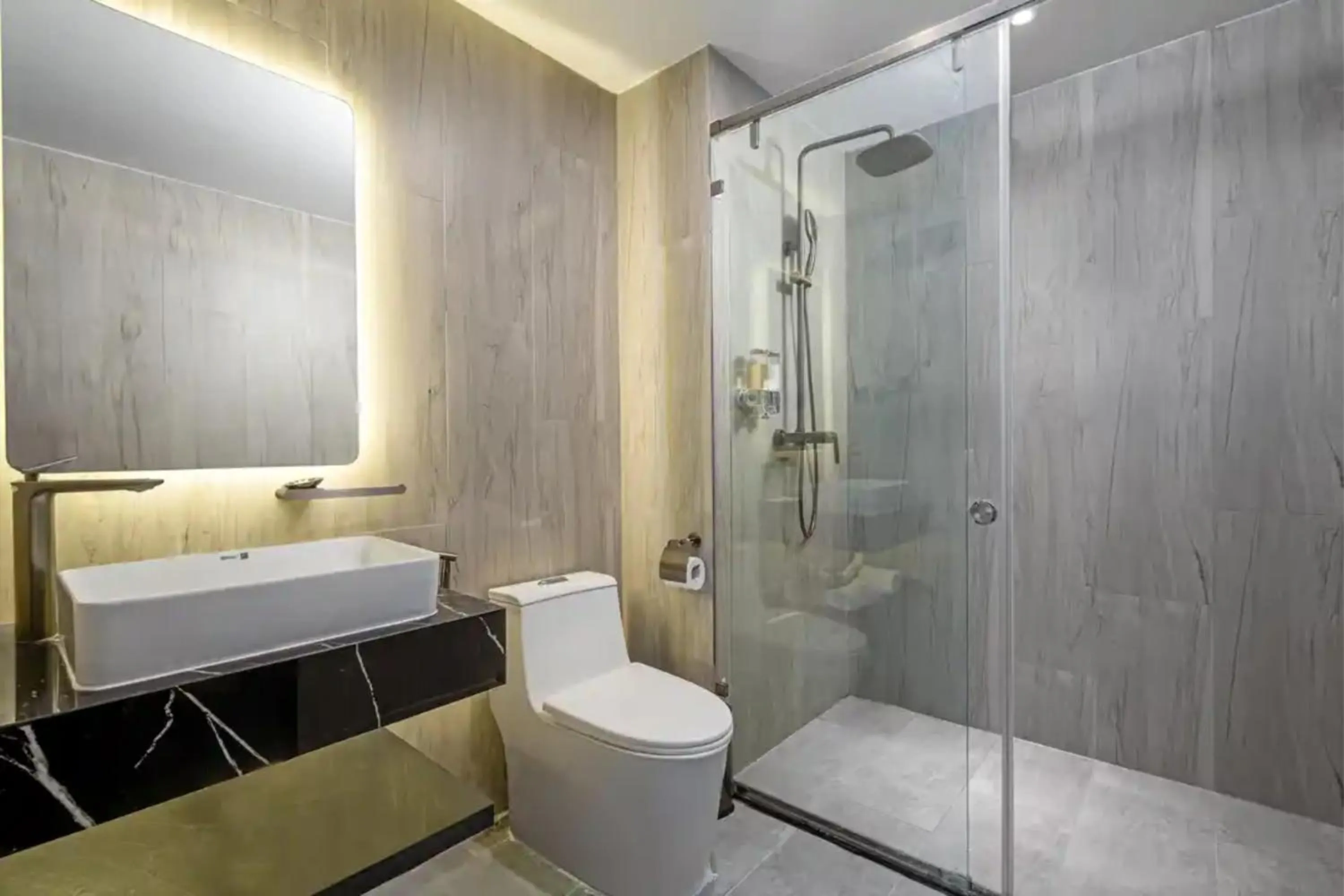 Bathroom in Mercy Emerald Hotel