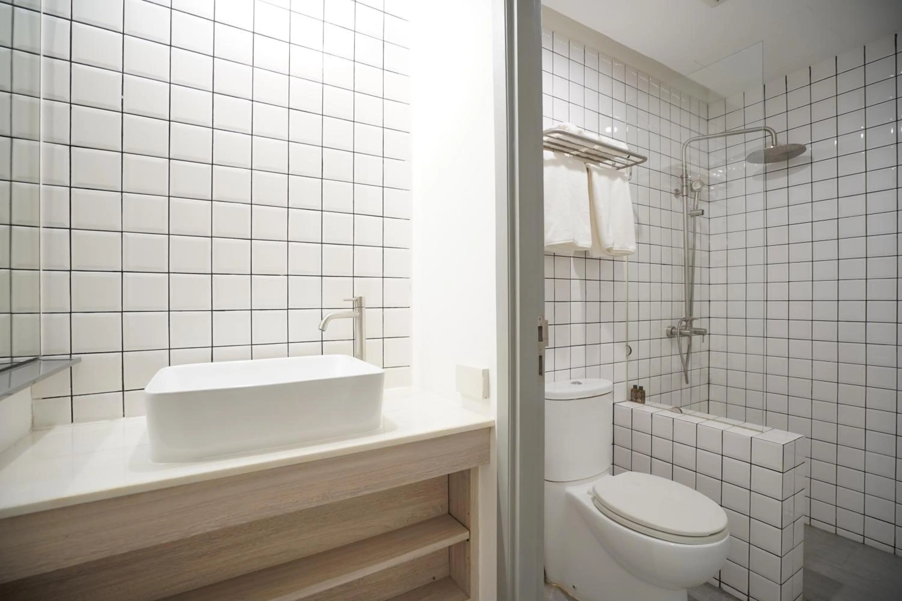 Shower in E11 Hotel - BTS Punnawithi