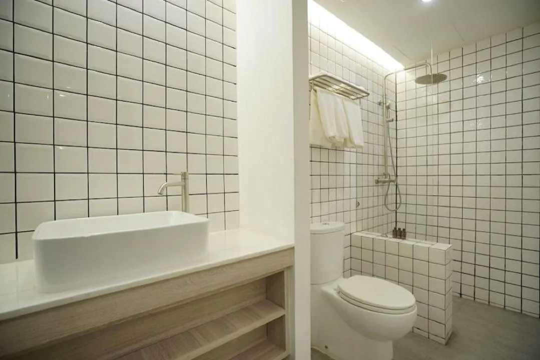 Shower in E11 Hotel - BTS Punnawithi