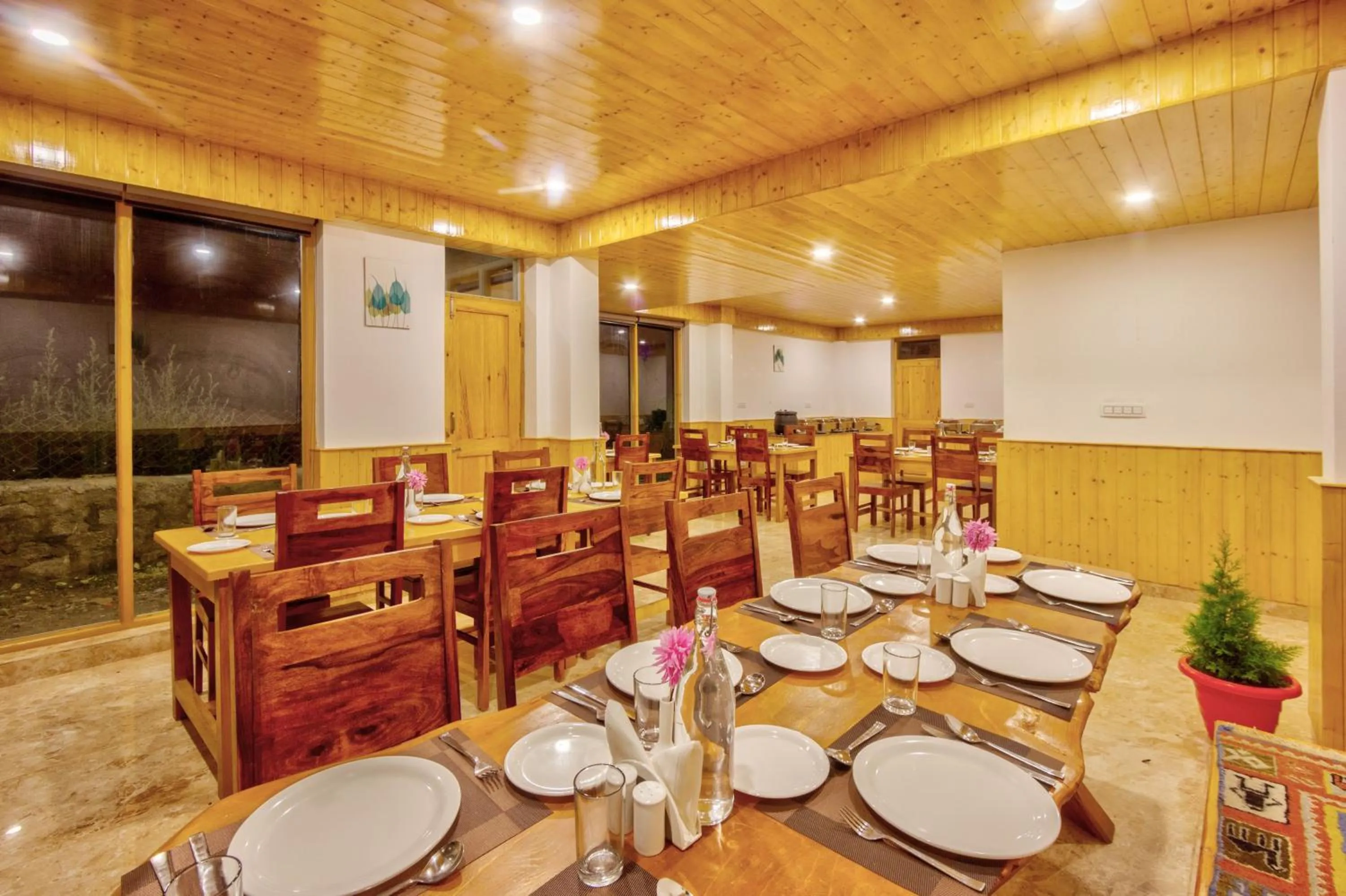 Restaurant/places to eat in La Aero Resort Home in Snow Mountains