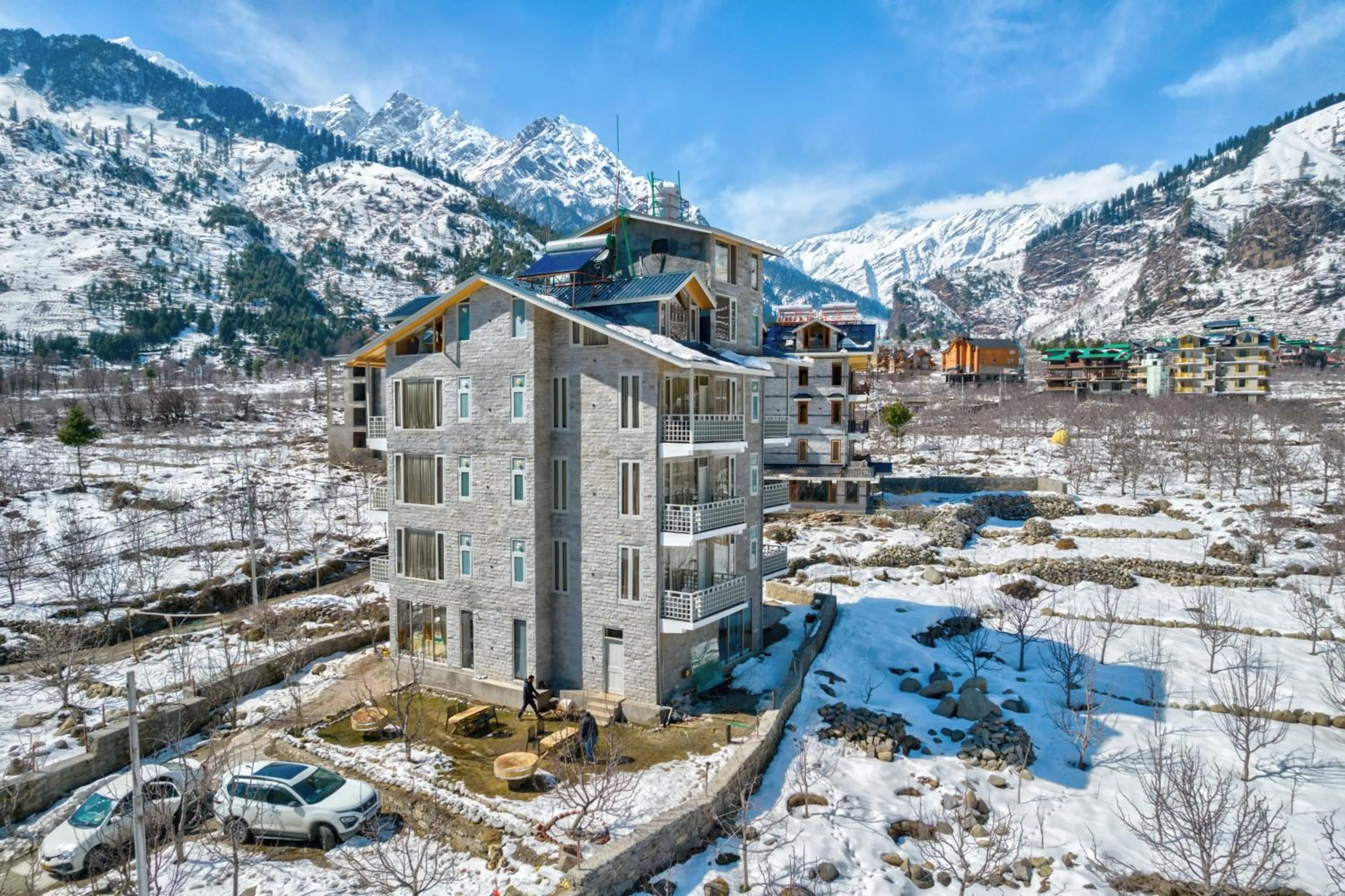 Property building in La Aero Resort Home in Snow Mountains