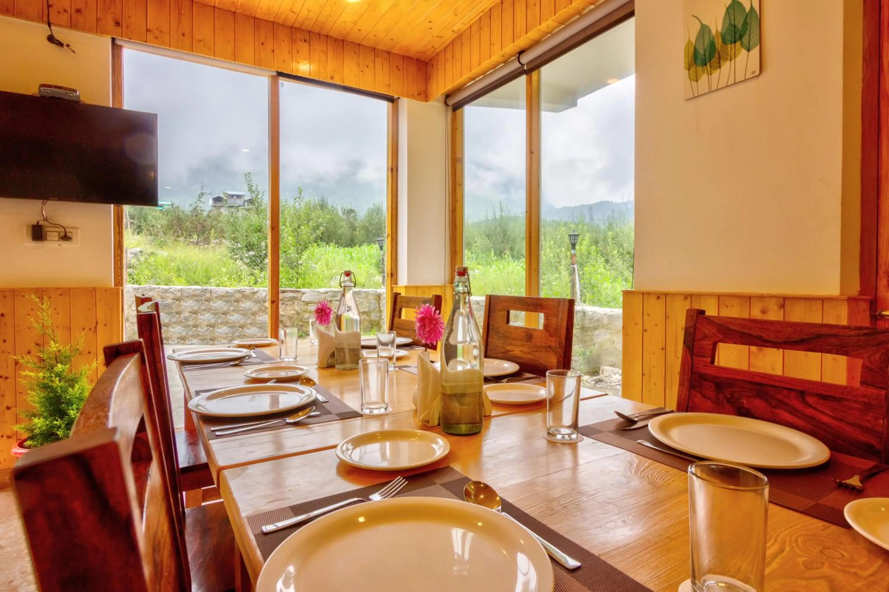 Dining area in La Aero Resort Home in Snow Mountains
