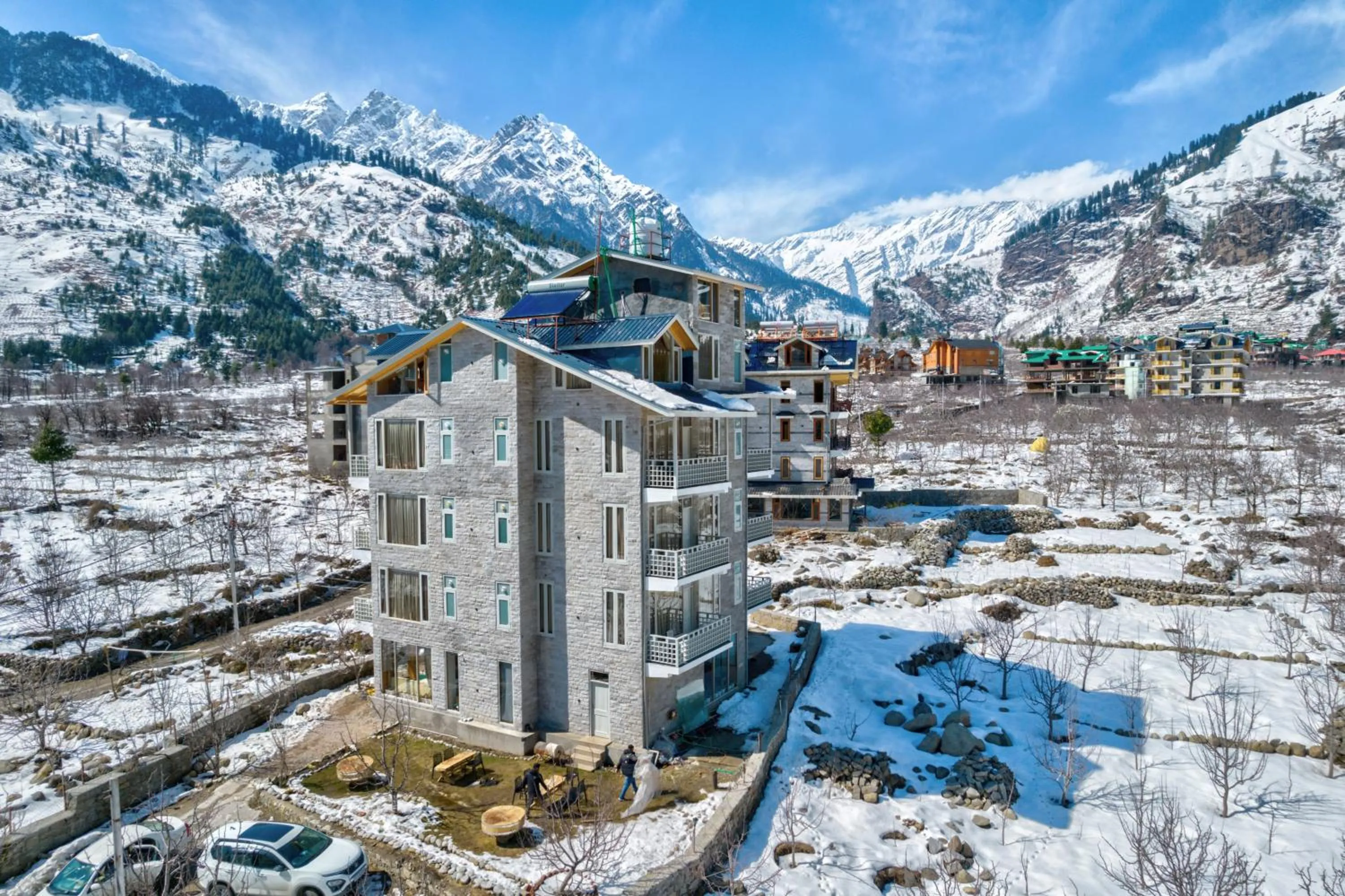 Day in La Aero Resort Home in Snow Mountains