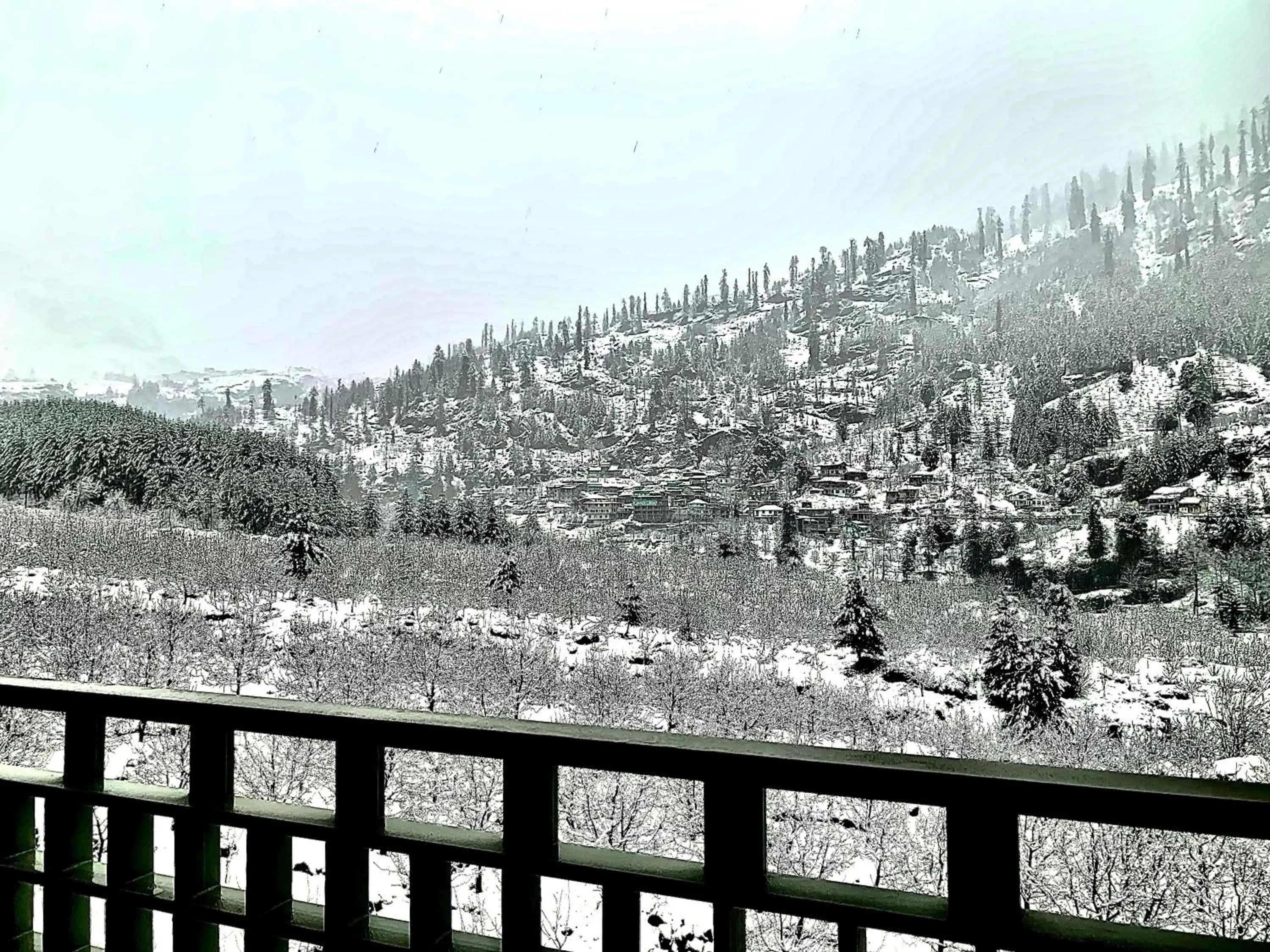 Winter in La Aero Resort Home in Snow Mountains