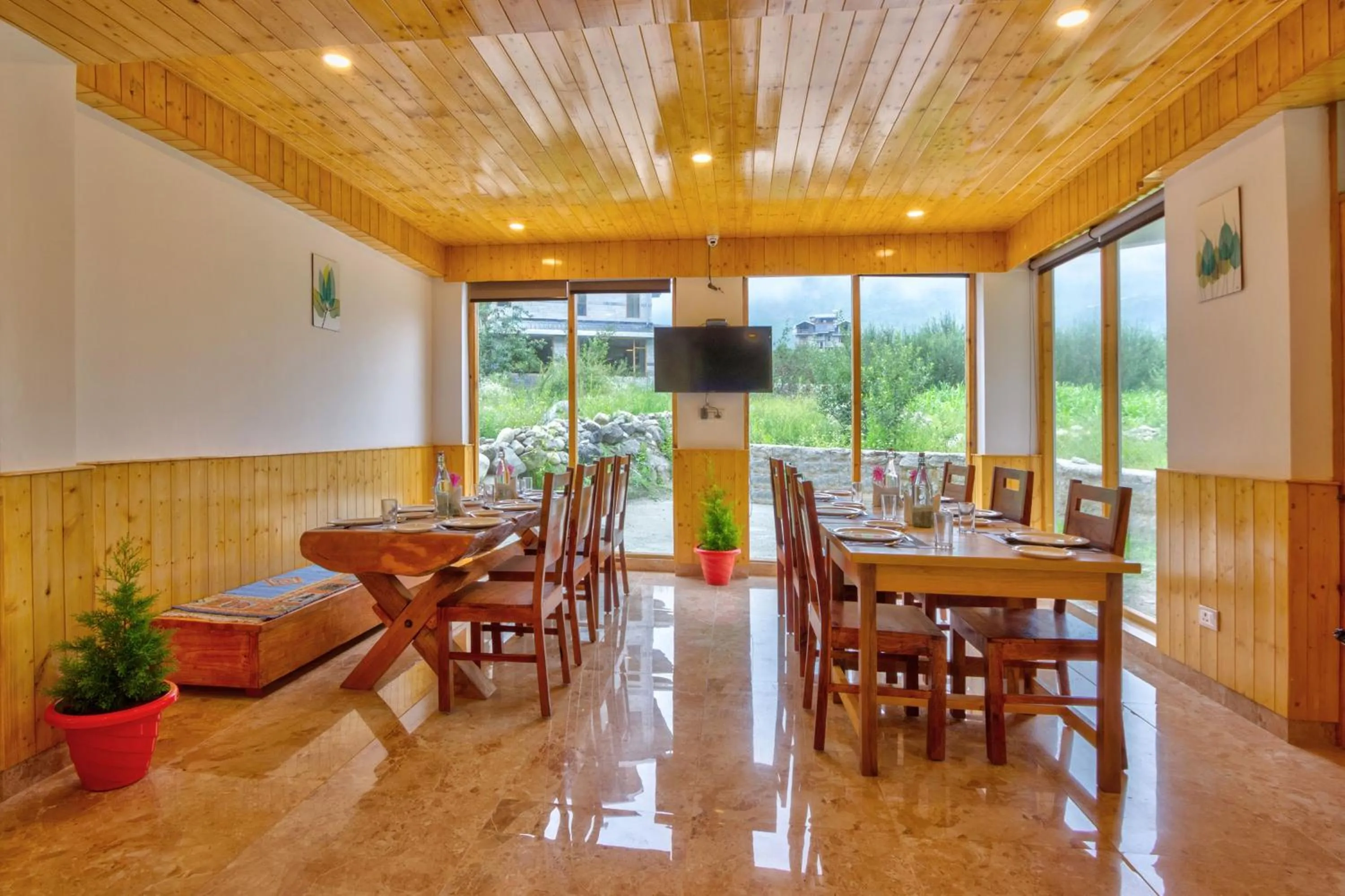 Dining area in La Aero Resort Home in Snow Mountains