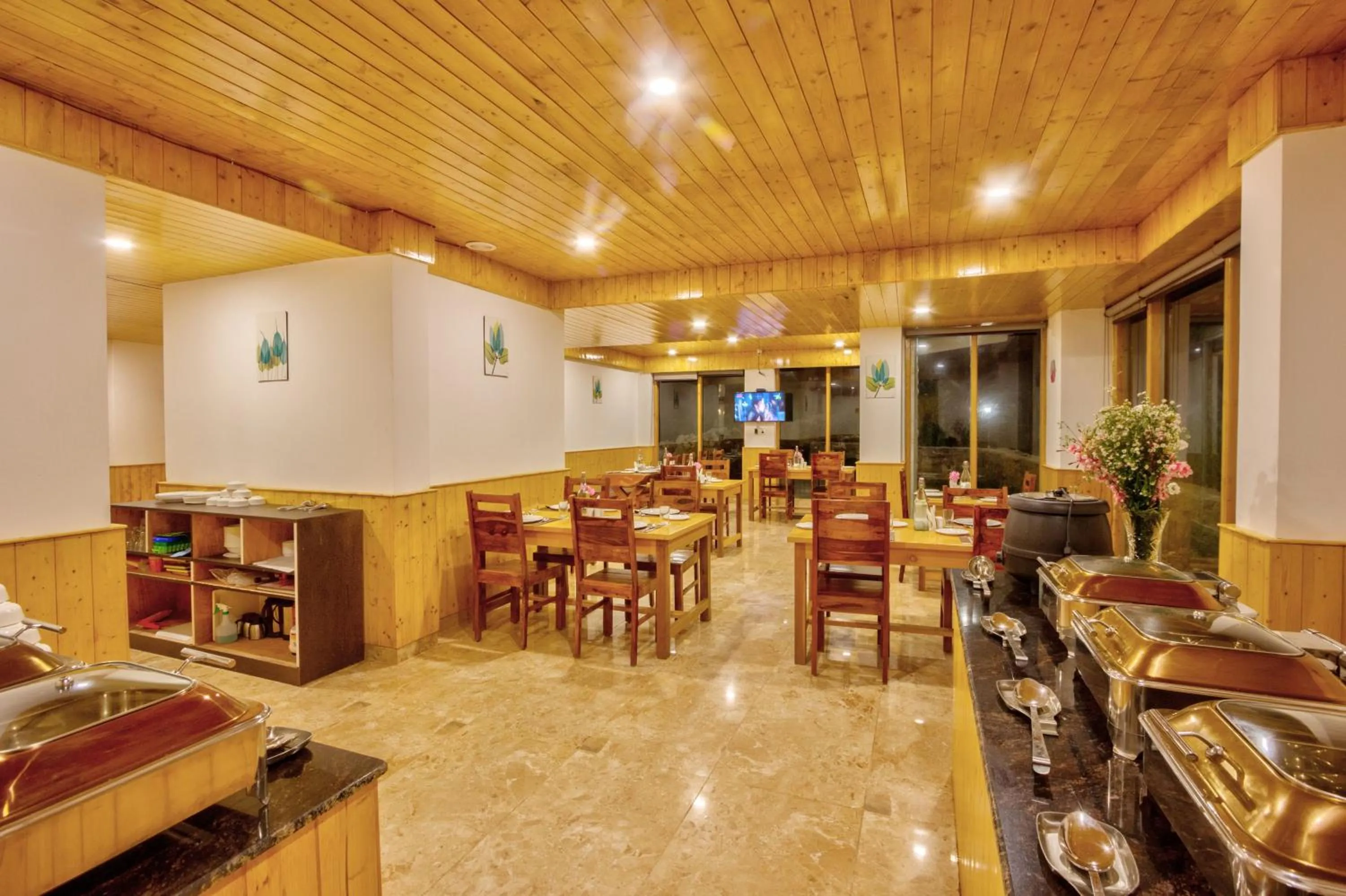 Restaurant/places to eat in La Aero Resort Home in Snow Mountains