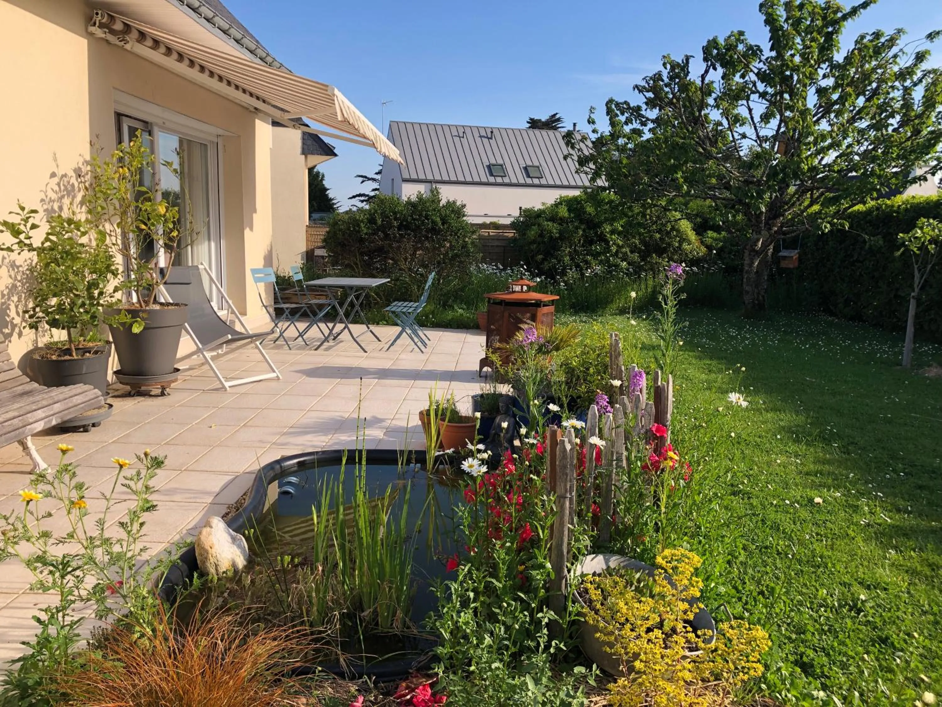 Swimming Pool in Chambre d'hôte "Les Roses de Séné"