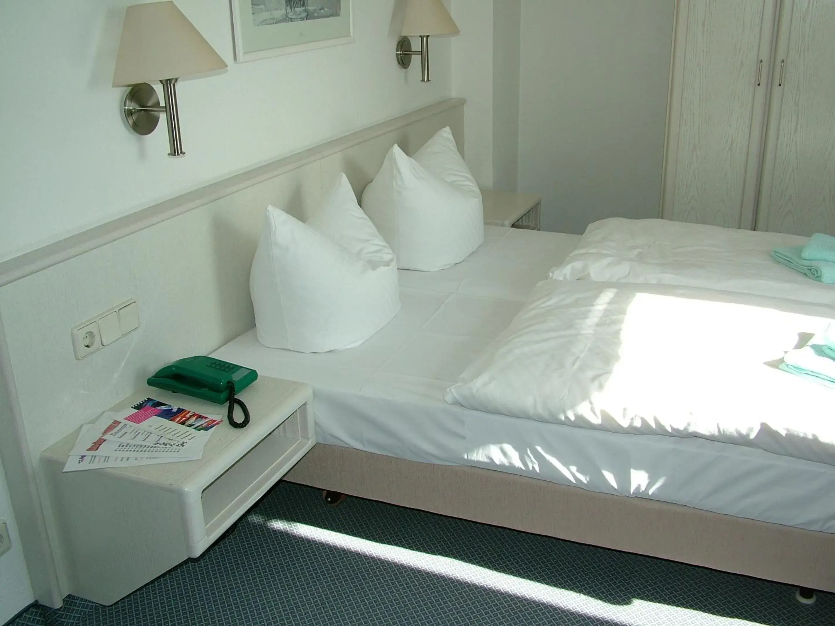 Single Room with Shower - single occupancy in Hotel Fabrice Single Room with Shower - single occupancy in Hotel Fabrice