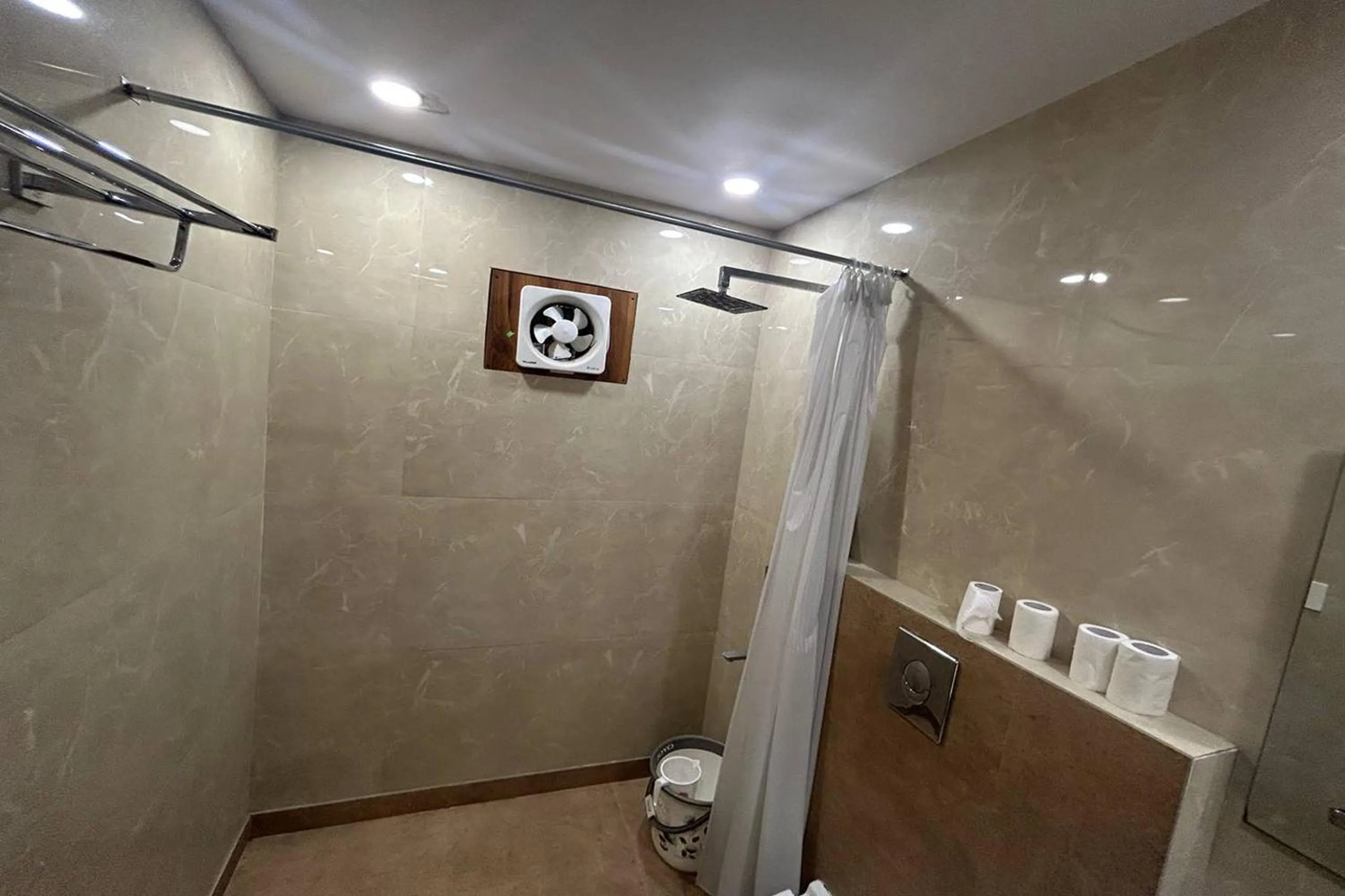 Shower in HOTEL SINGH CONTINETAL
