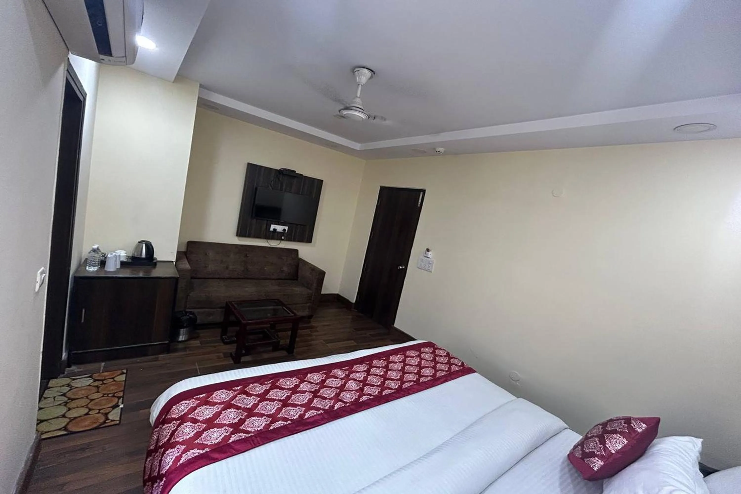 Bed in HOTEL SINGH CONTINETAL
