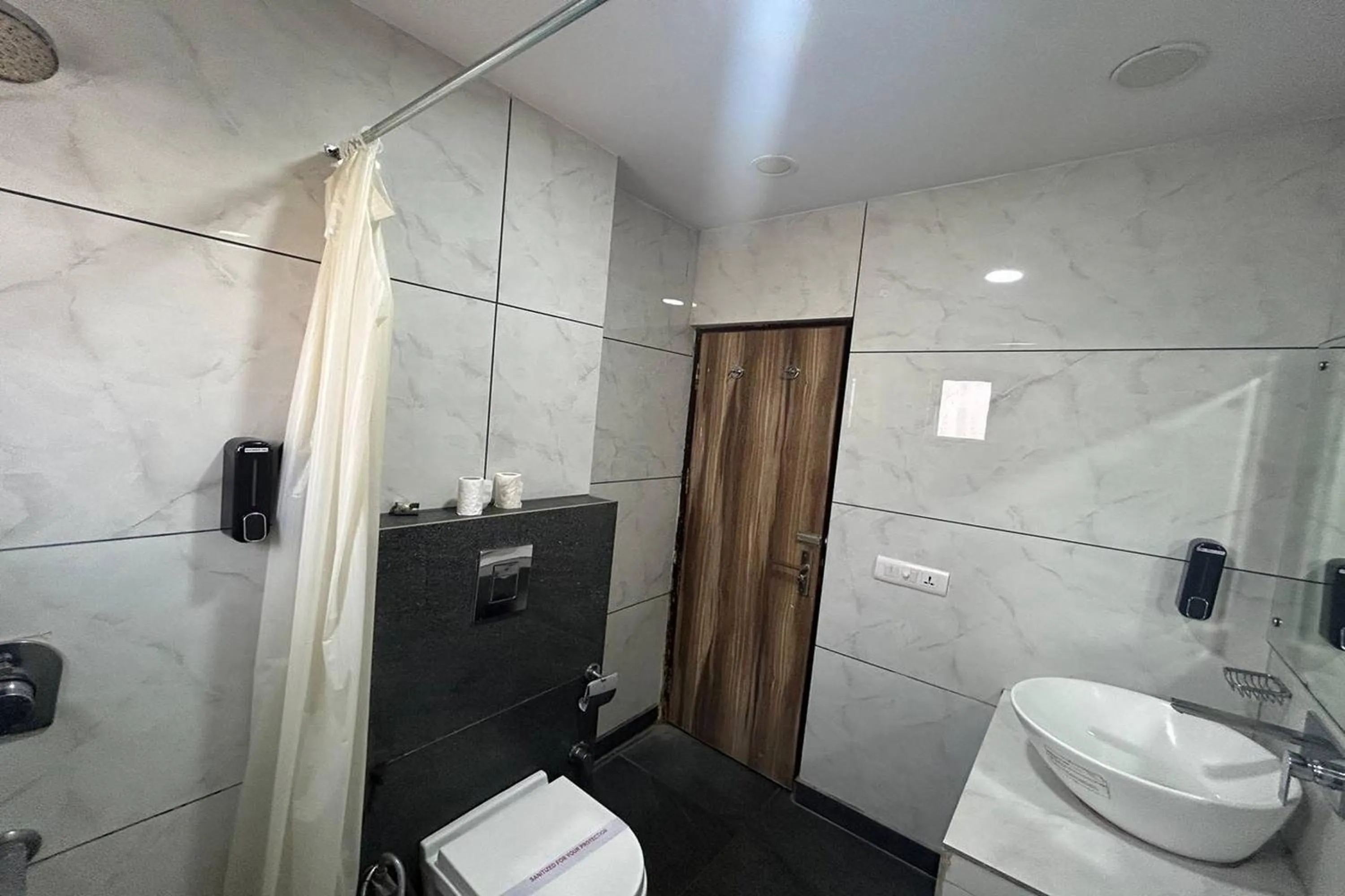 Shower in HOTEL SINGH CONTINETAL