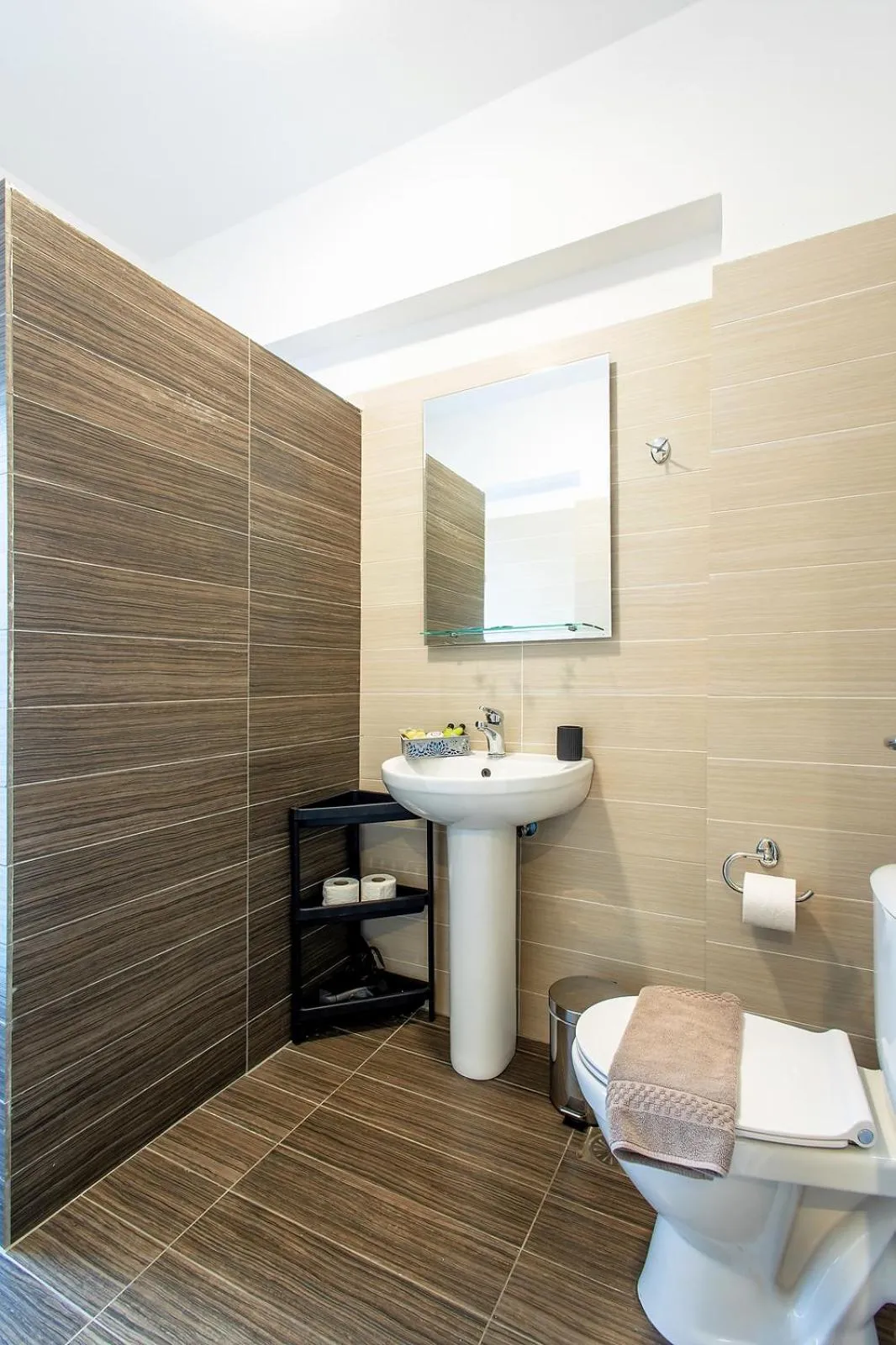Shower in Aris123 by Smart Cozy Suites - Apartments in the heart of Athens - 5 minutes from metro - Available 24hr