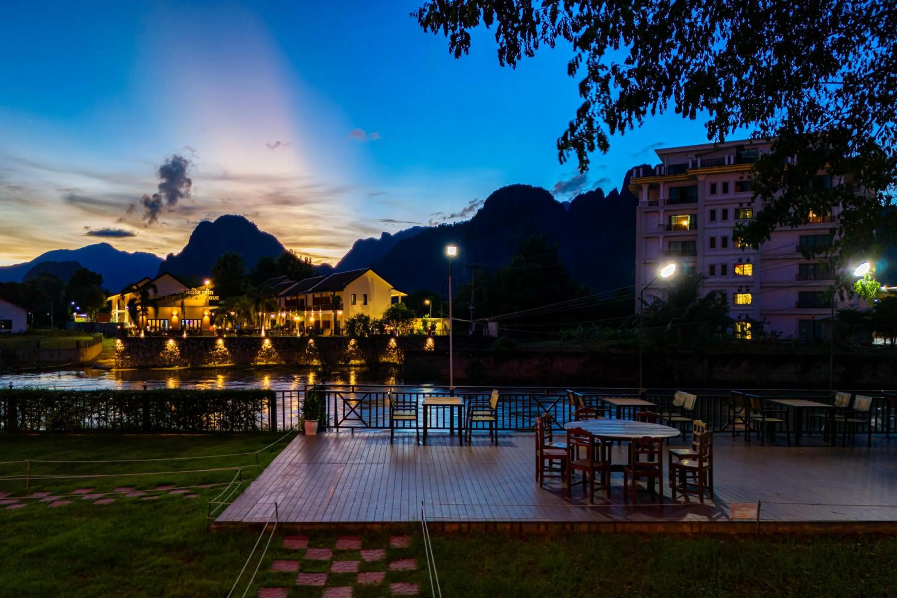 Night in Lisha The Grand Riverside Hotel