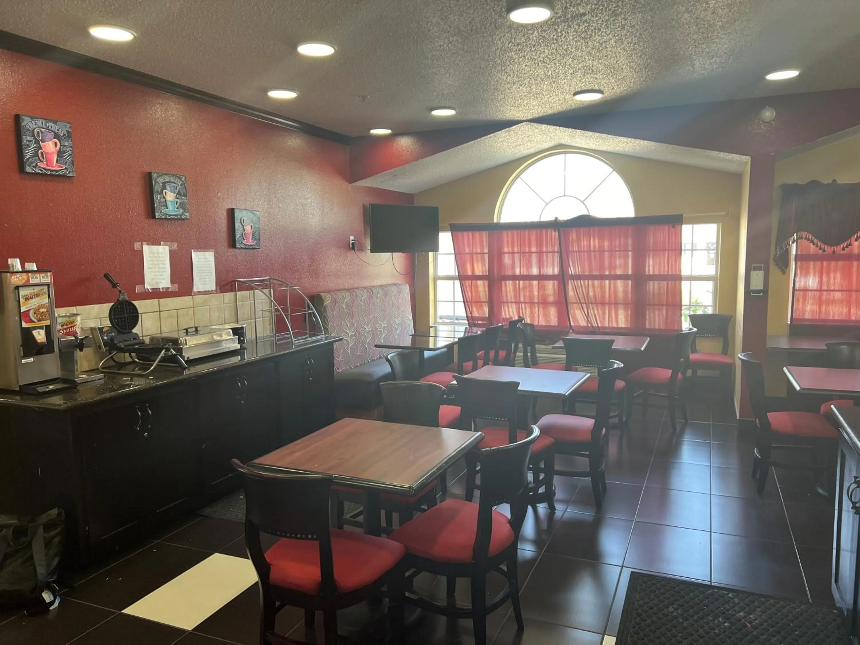 Breakfast in Days Inn & Suites by Wyndham Hutchinson