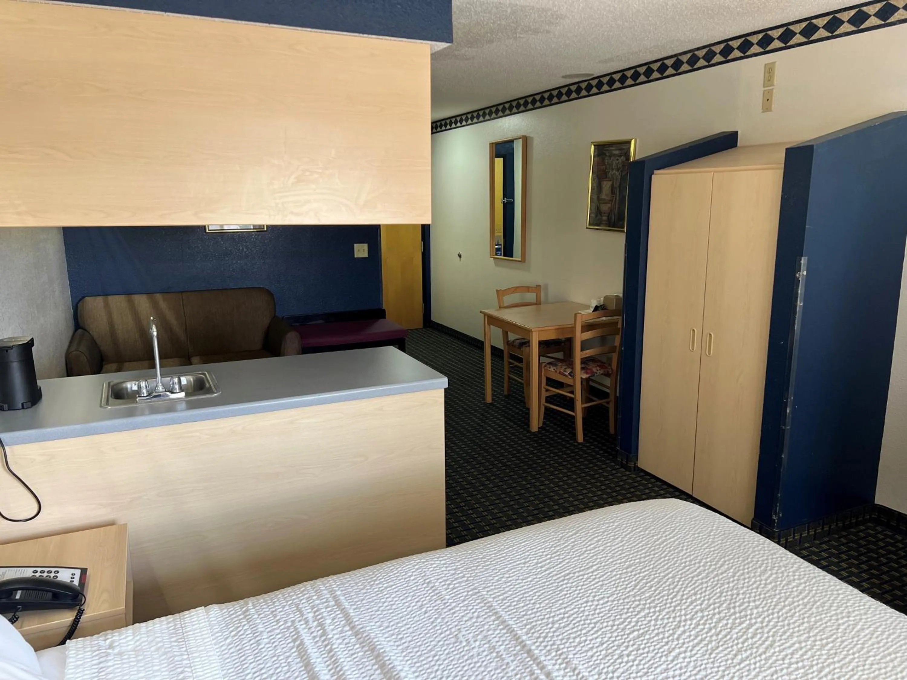Photo of the whole room, Bed in Days Inn & Suites by Wyndham Hutchinson