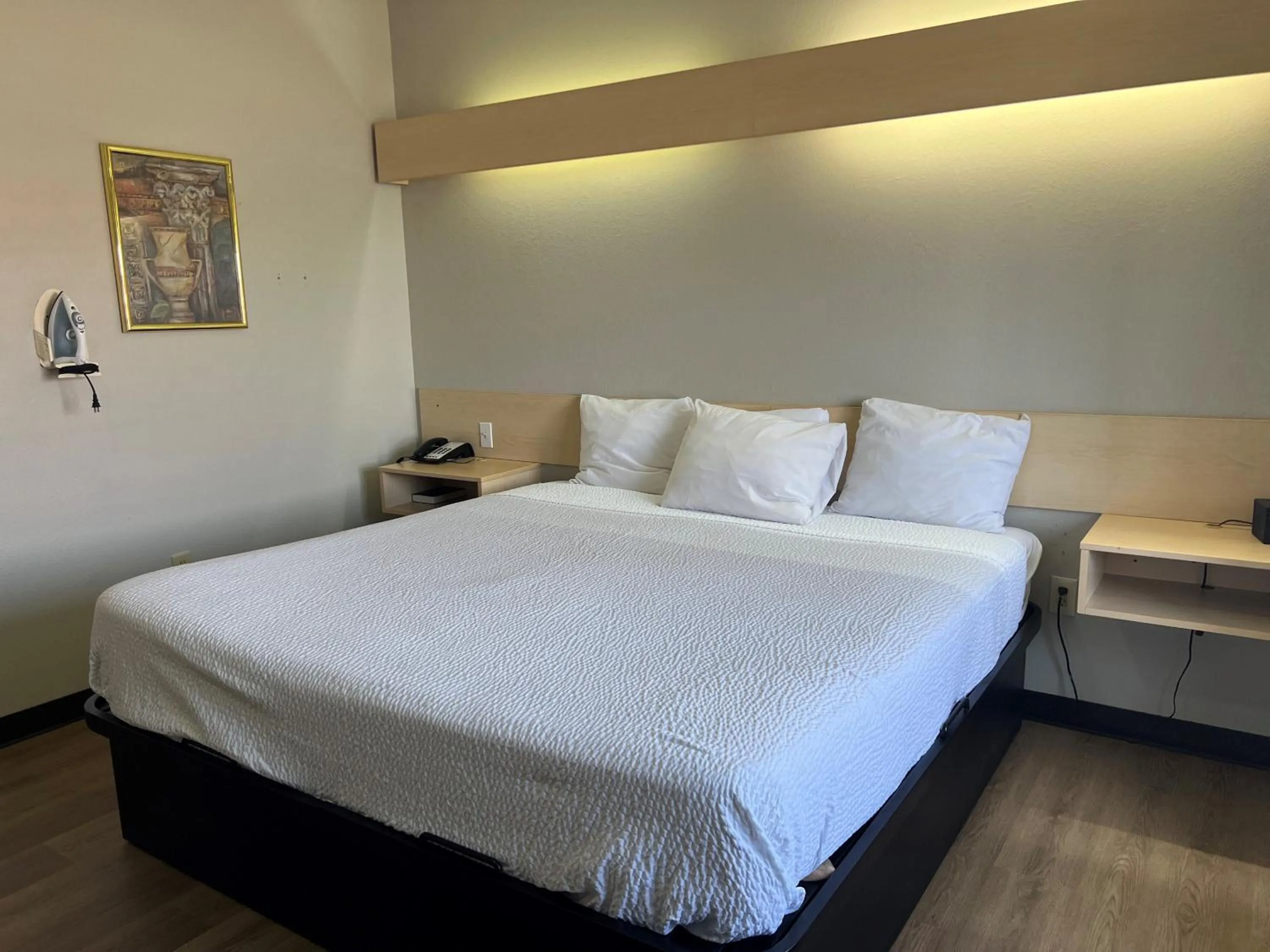 Bed in Days Inn & Suites by Wyndham Hutchinson