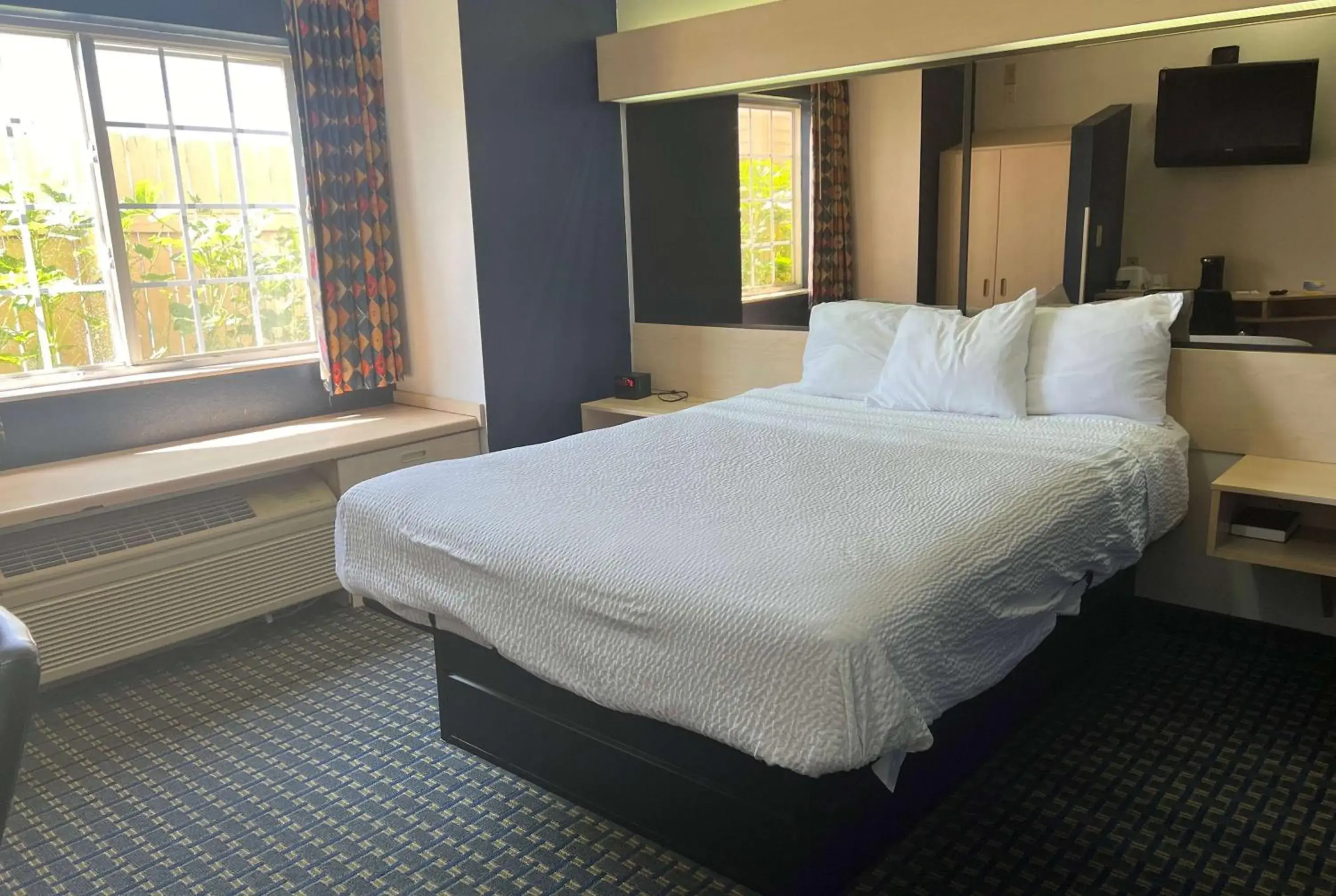 Queen Room - Non-Smoking in Days Inn & Suites by Wyndham Hutchinson Queen Room - Non-Smoking in Days Inn & Suites by Wyndham Hutchinson