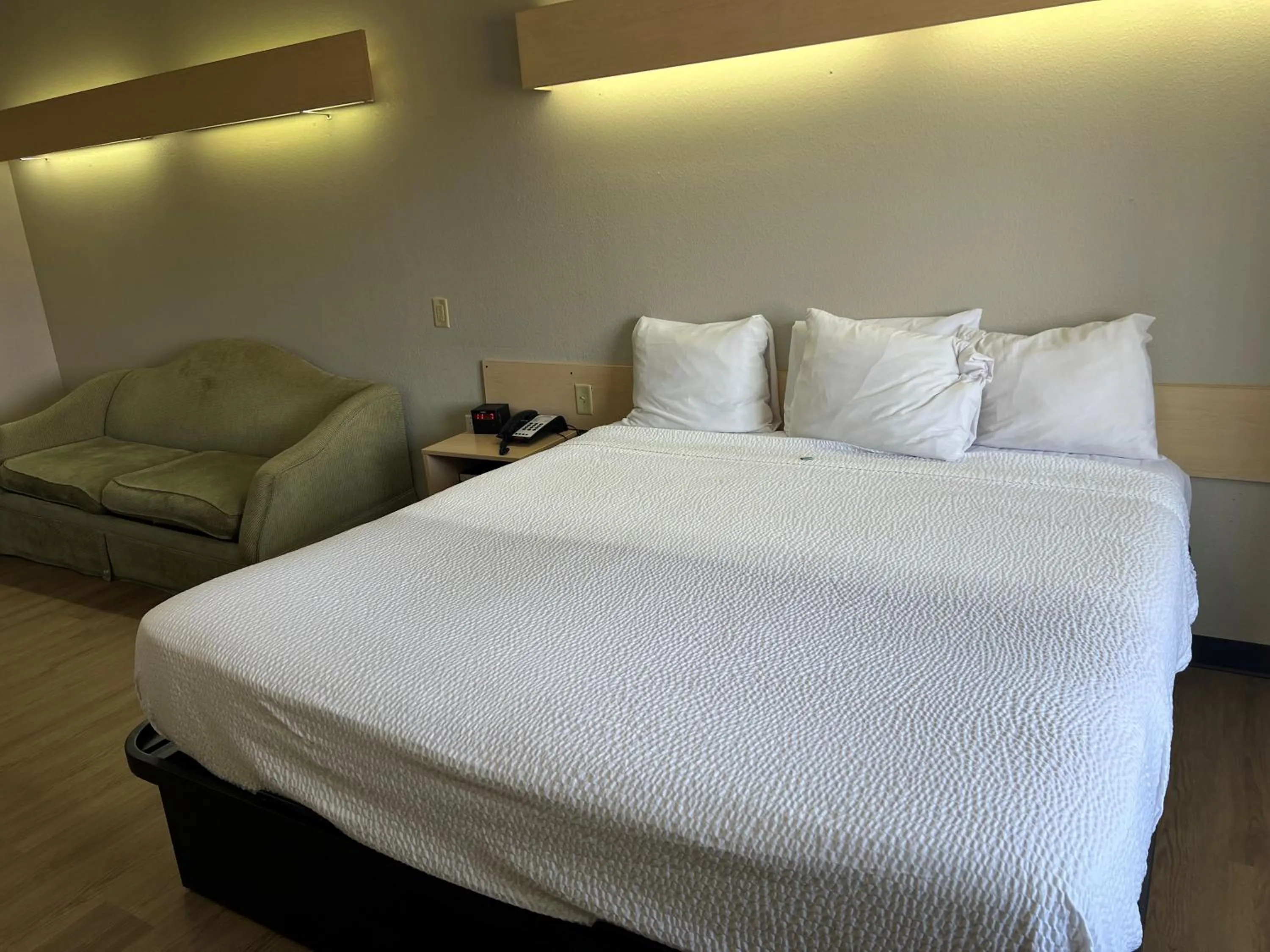 Bedroom, Bed in Days Inn & Suites by Wyndham Hutchinson