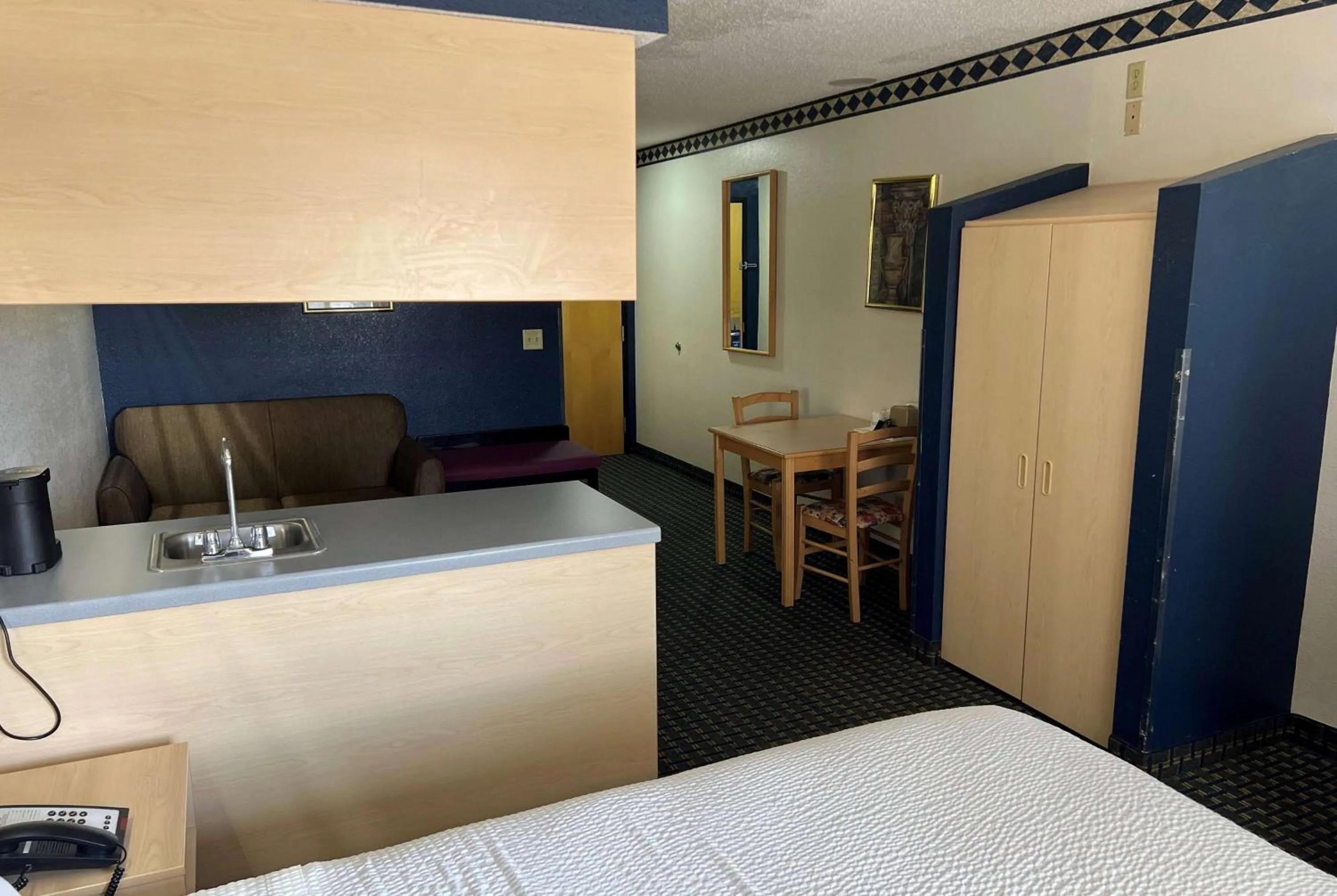 Photo of the whole room, Bed in Days Inn & Suites by Wyndham Hutchinson