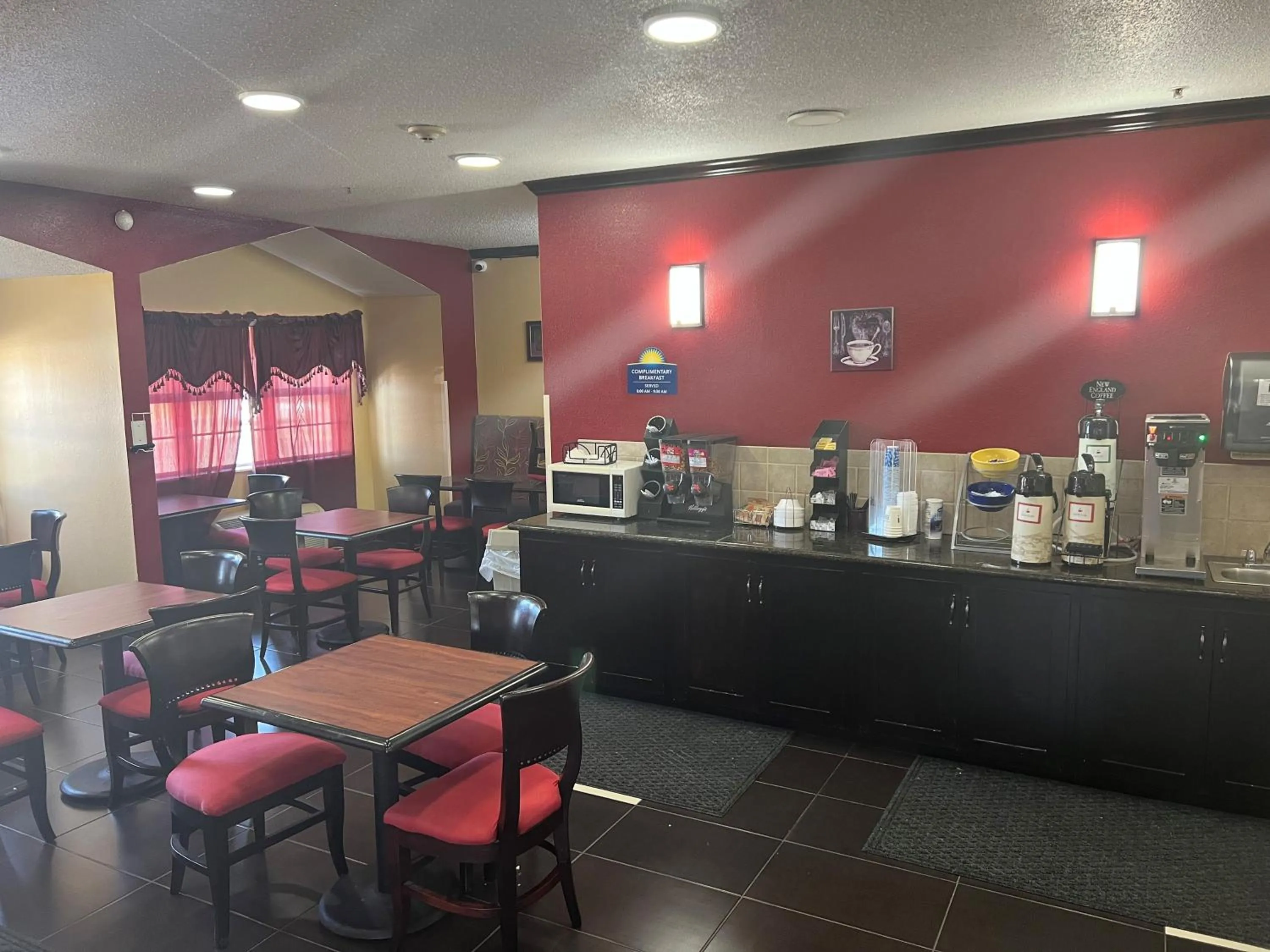 Breakfast in Days Inn & Suites by Wyndham Hutchinson