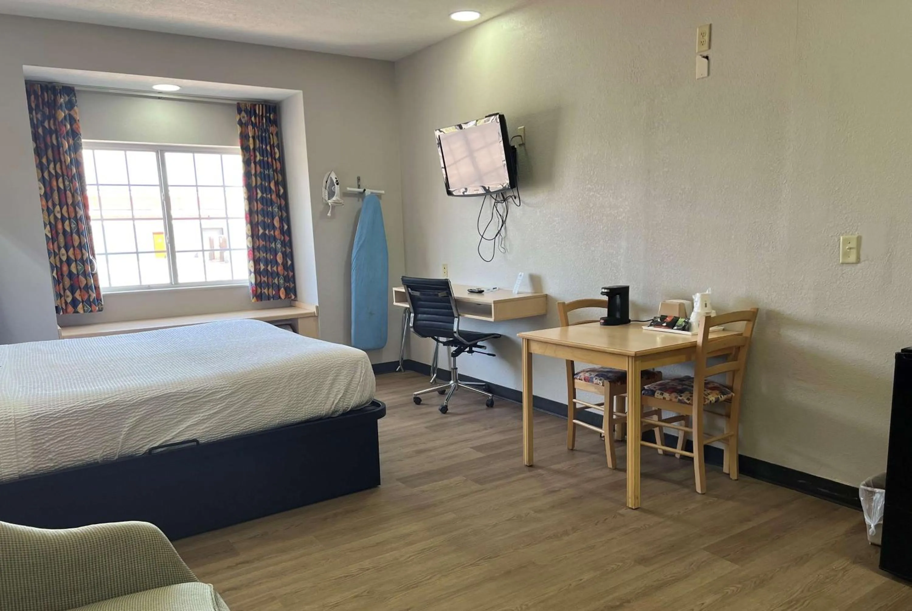 Photo of the whole room, Bed in Days Inn & Suites by Wyndham Hutchinson