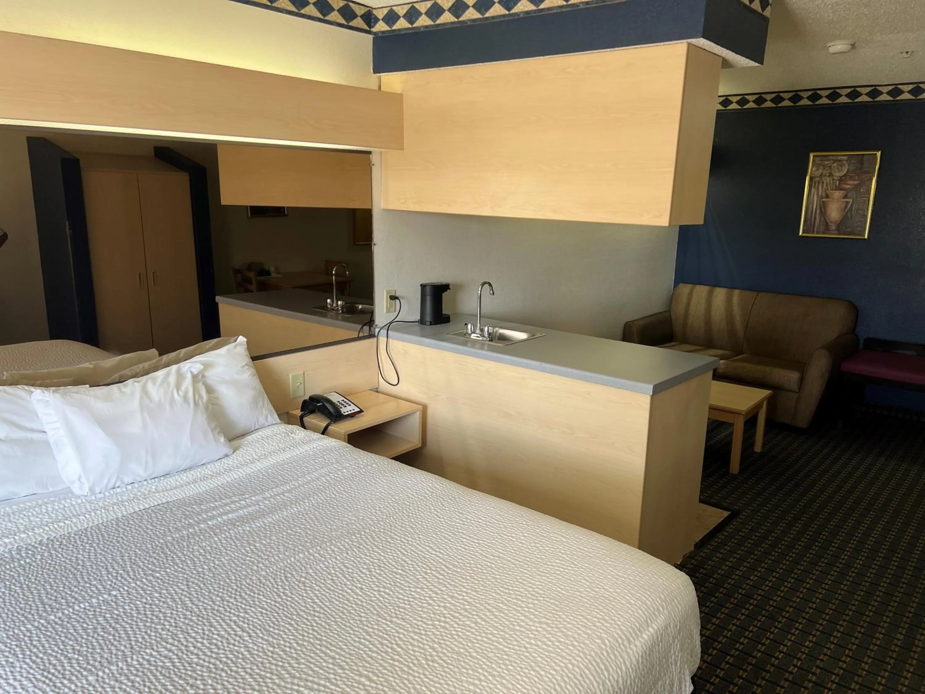 Photo of the whole room, Bed in Days Inn & Suites by Wyndham Hutchinson
