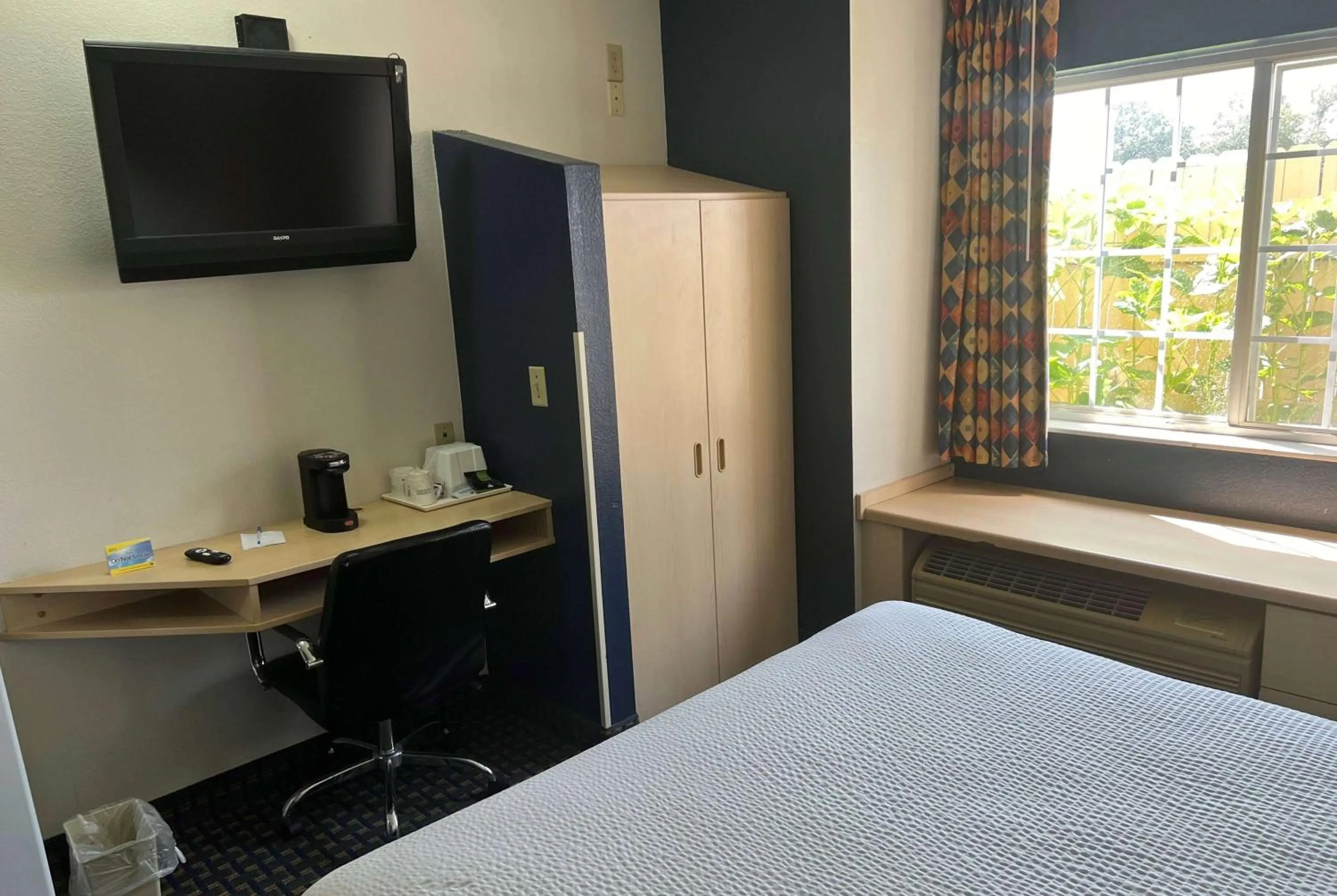 Photo of the whole room, Bed in Days Inn & Suites by Wyndham Hutchinson