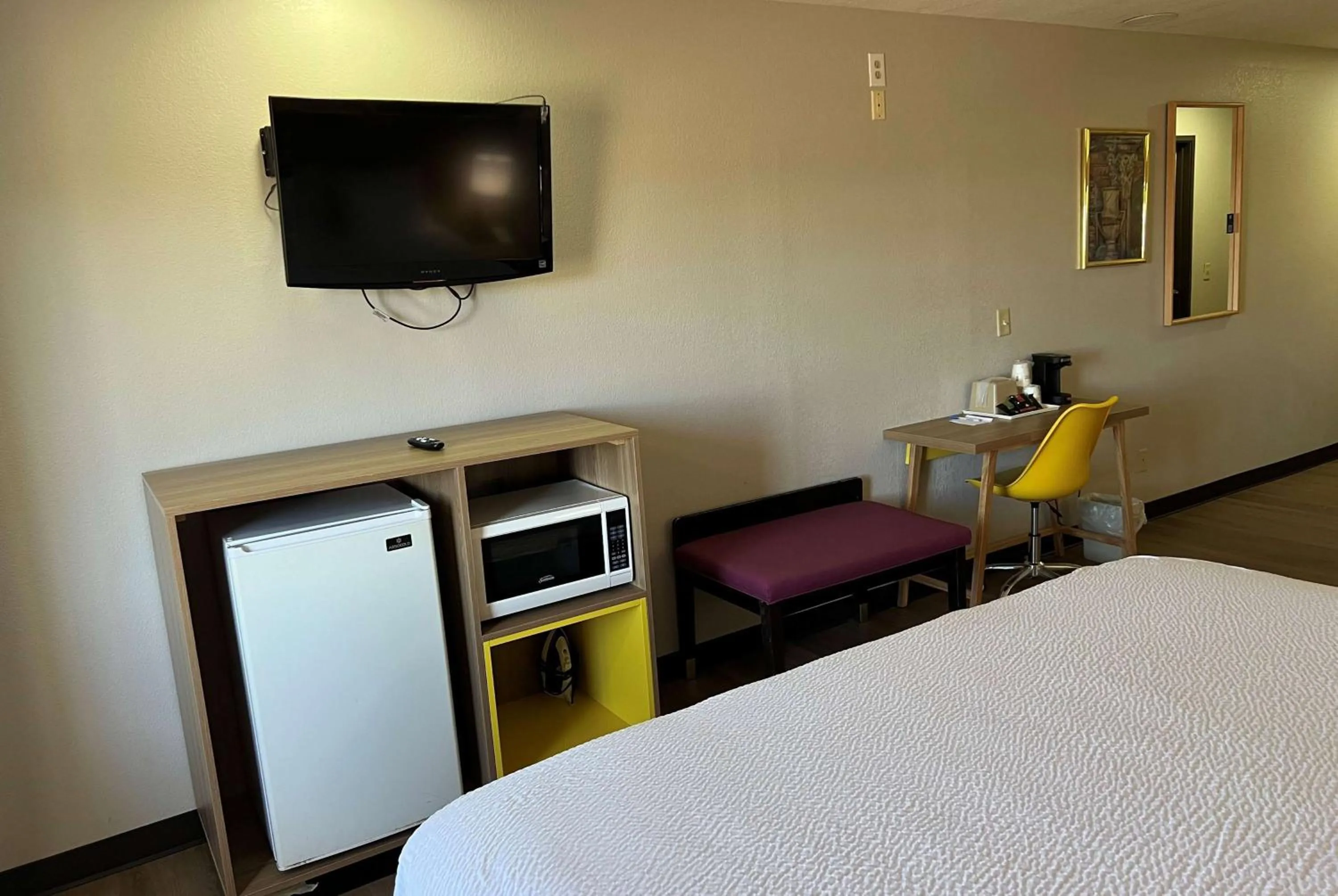 Photo of the whole room, Bed in Days Inn & Suites by Wyndham Hutchinson