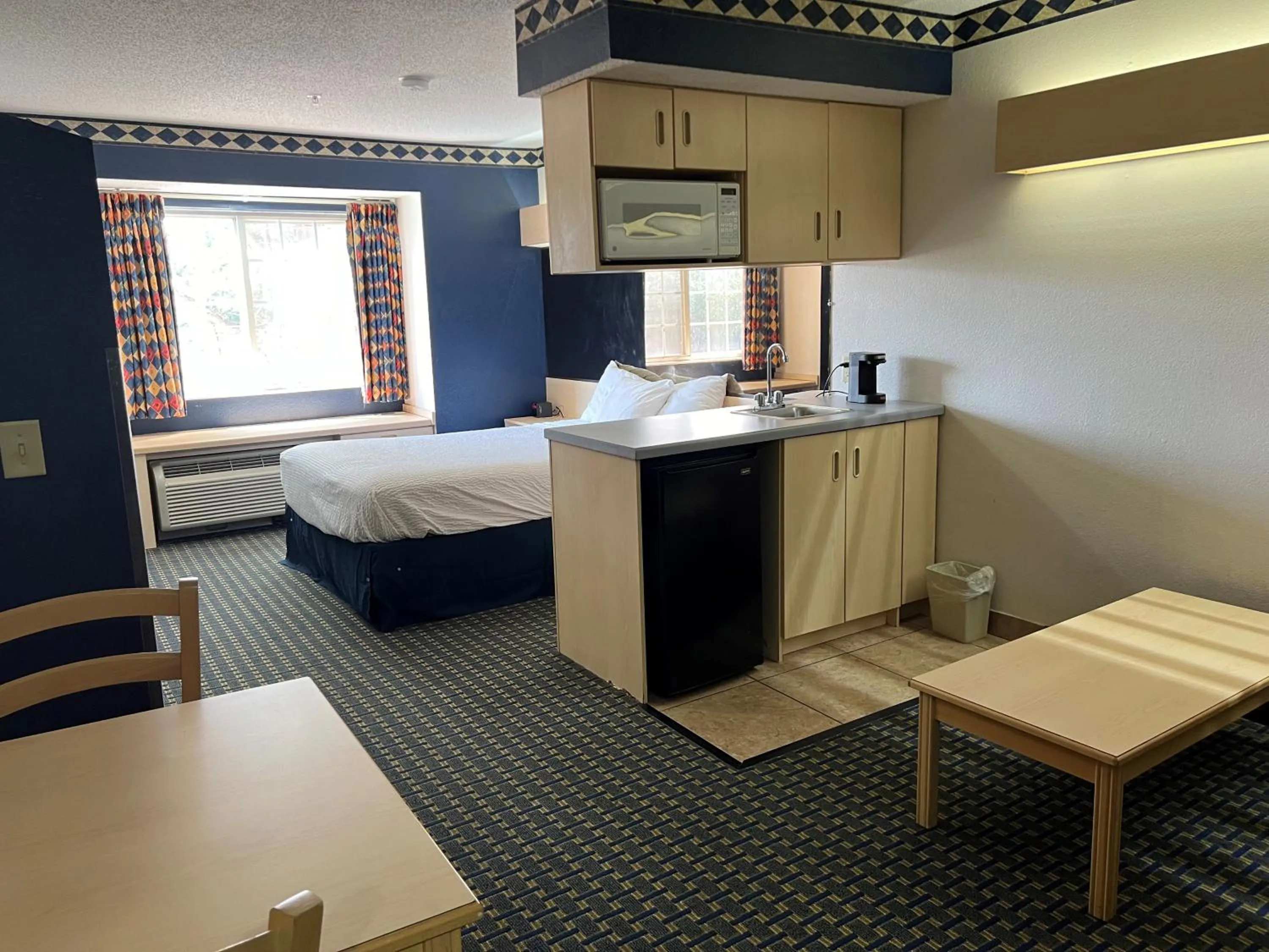 Photo of the whole room, Bed in Days Inn & Suites by Wyndham Hutchinson