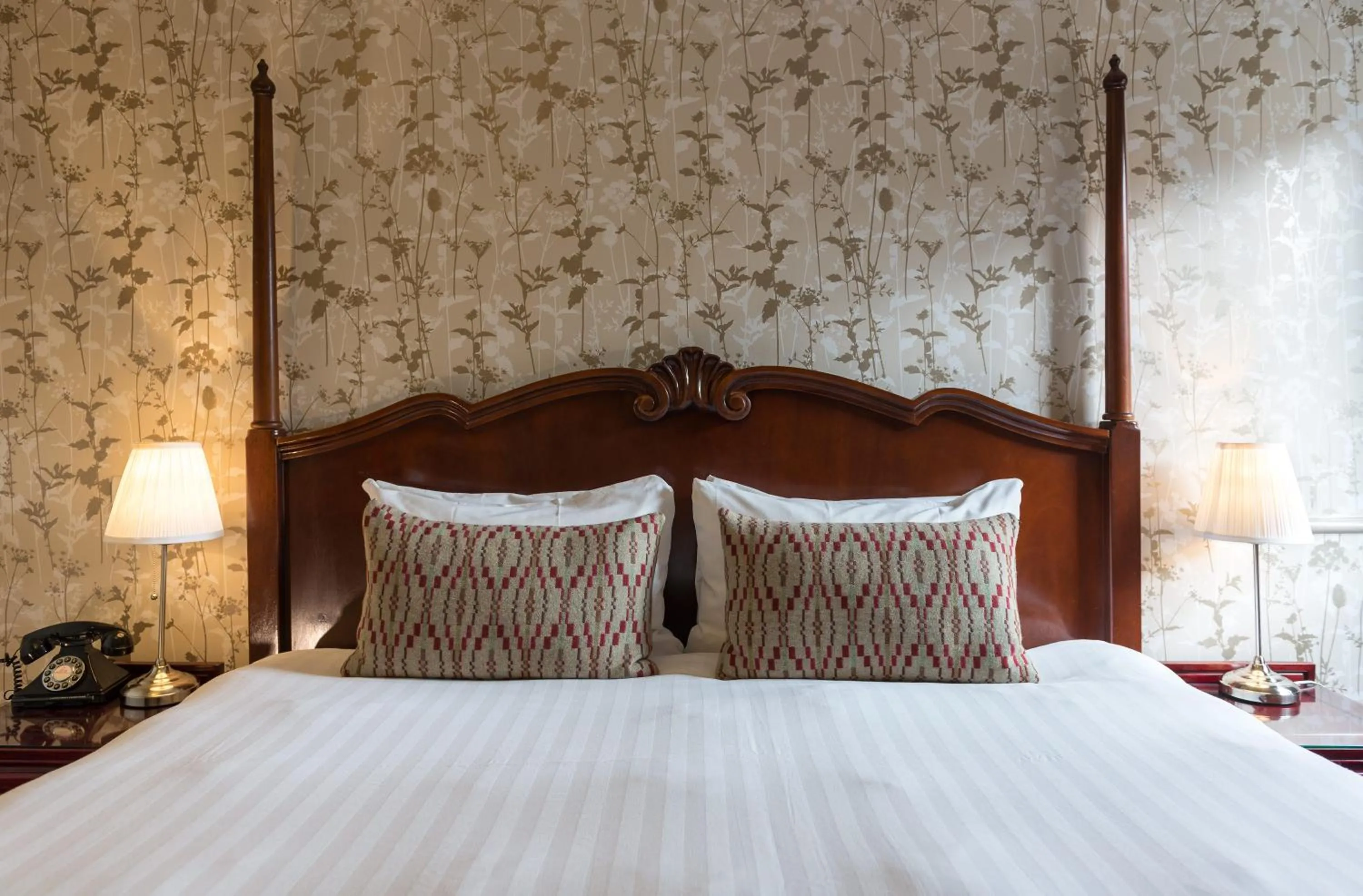 Bedroom, Bed in The Crown Manor House Hotel