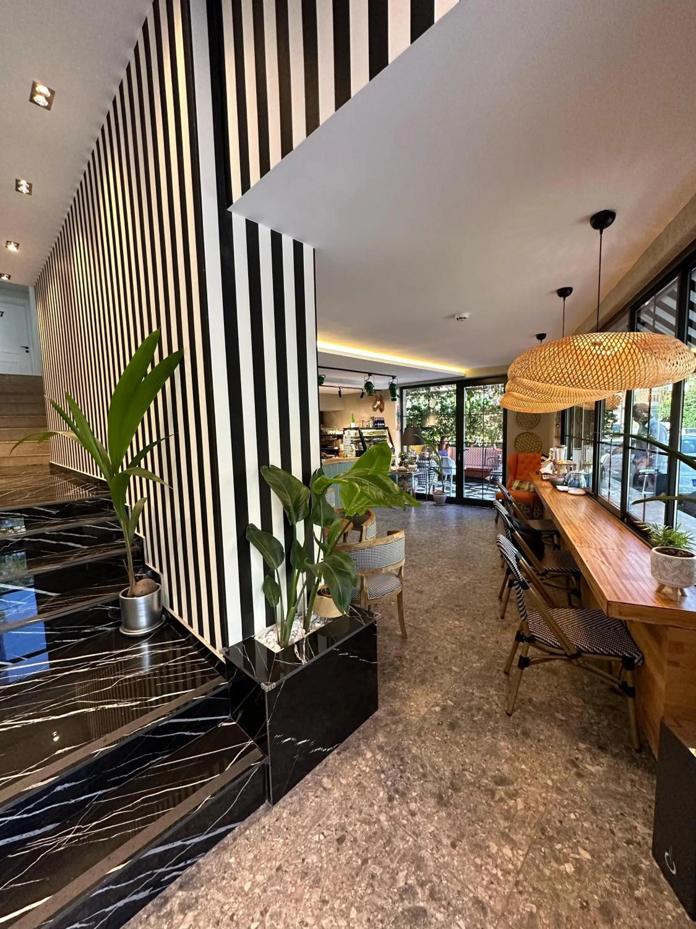 Restaurant/places to eat in Wolf Suites