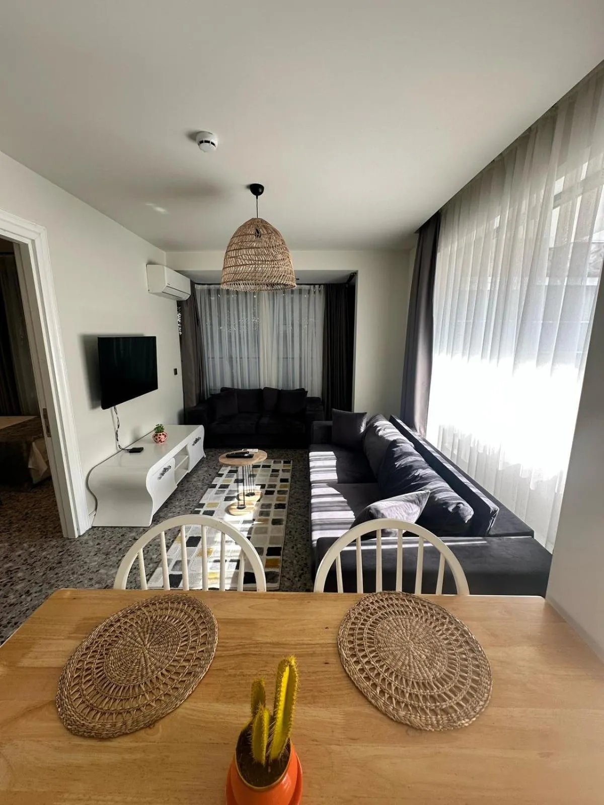 Communal lounge/ TV room, Bed in Wolf Suites