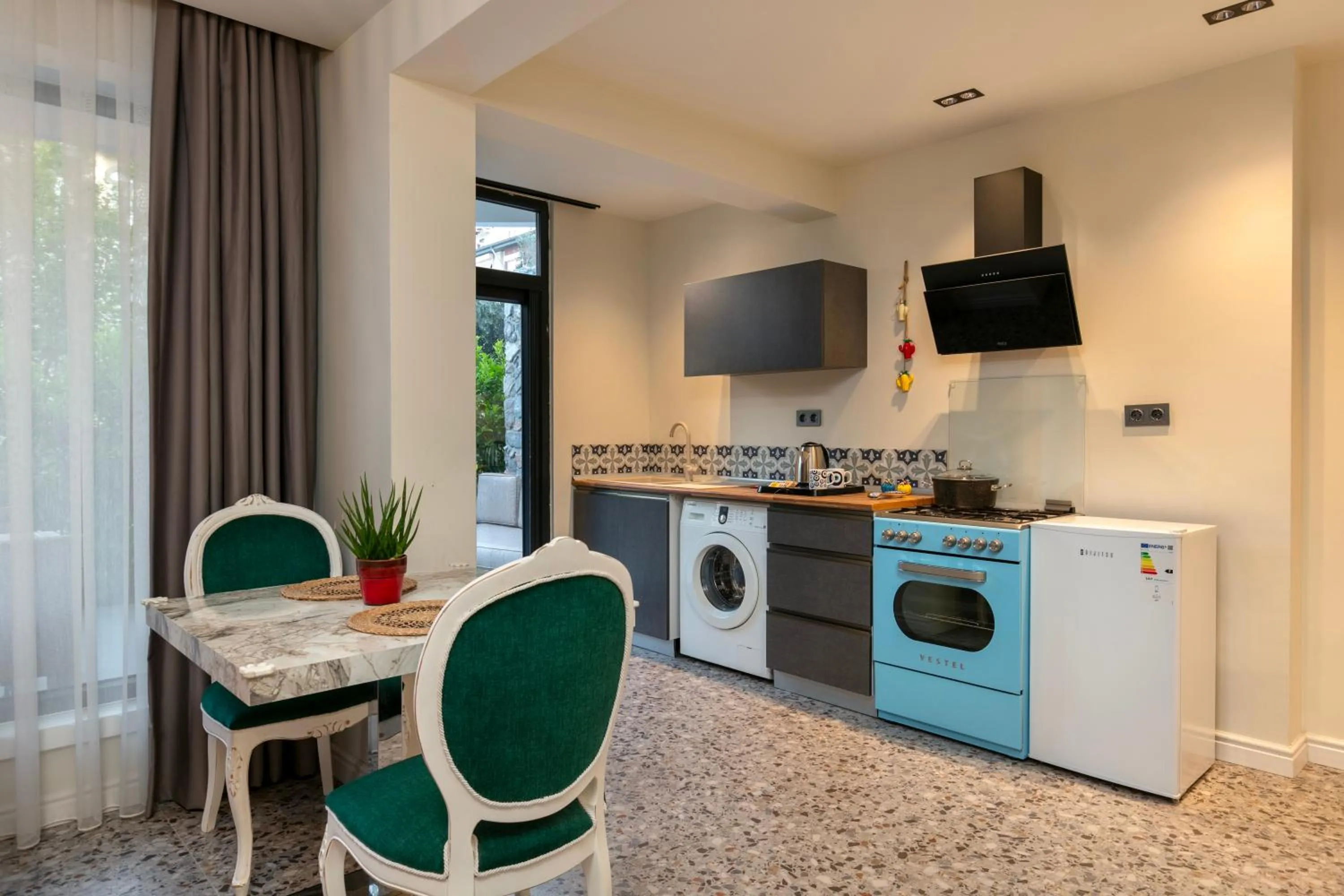 Kitchen or kitchenette in Wolf Suites
