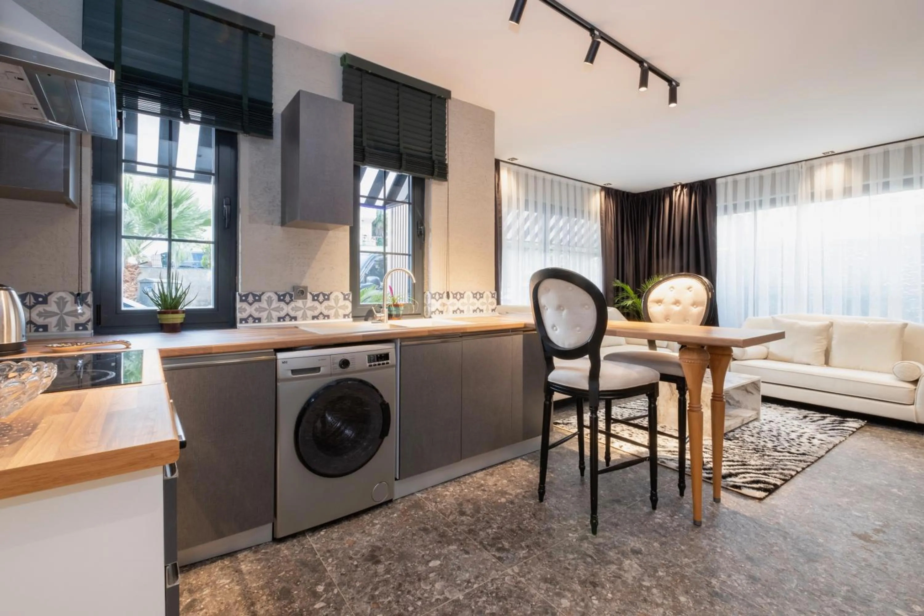 Kitchen or kitchenette in Wolf Suites