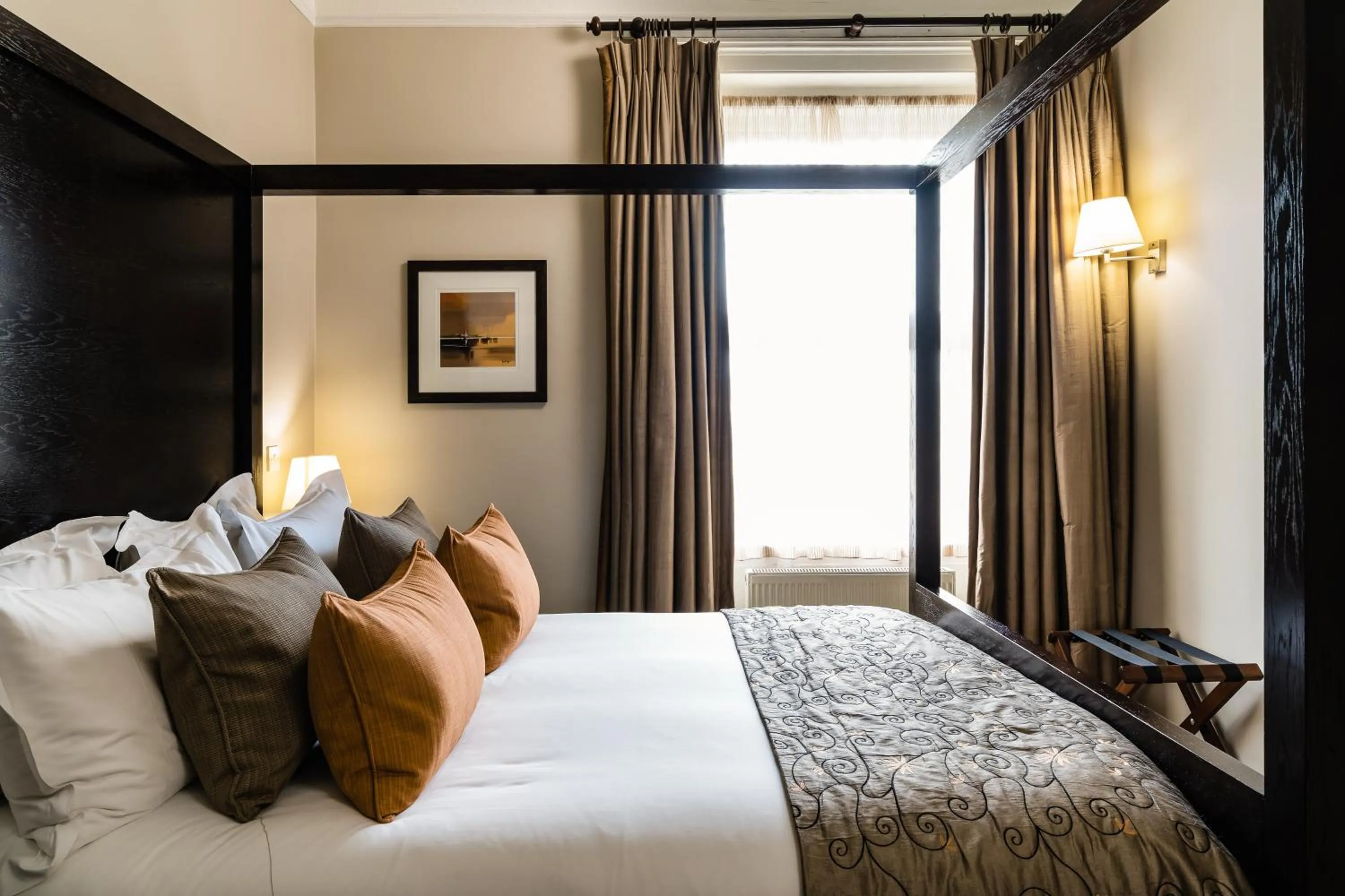 Bedroom, Bed in Forest Lodge Hotel