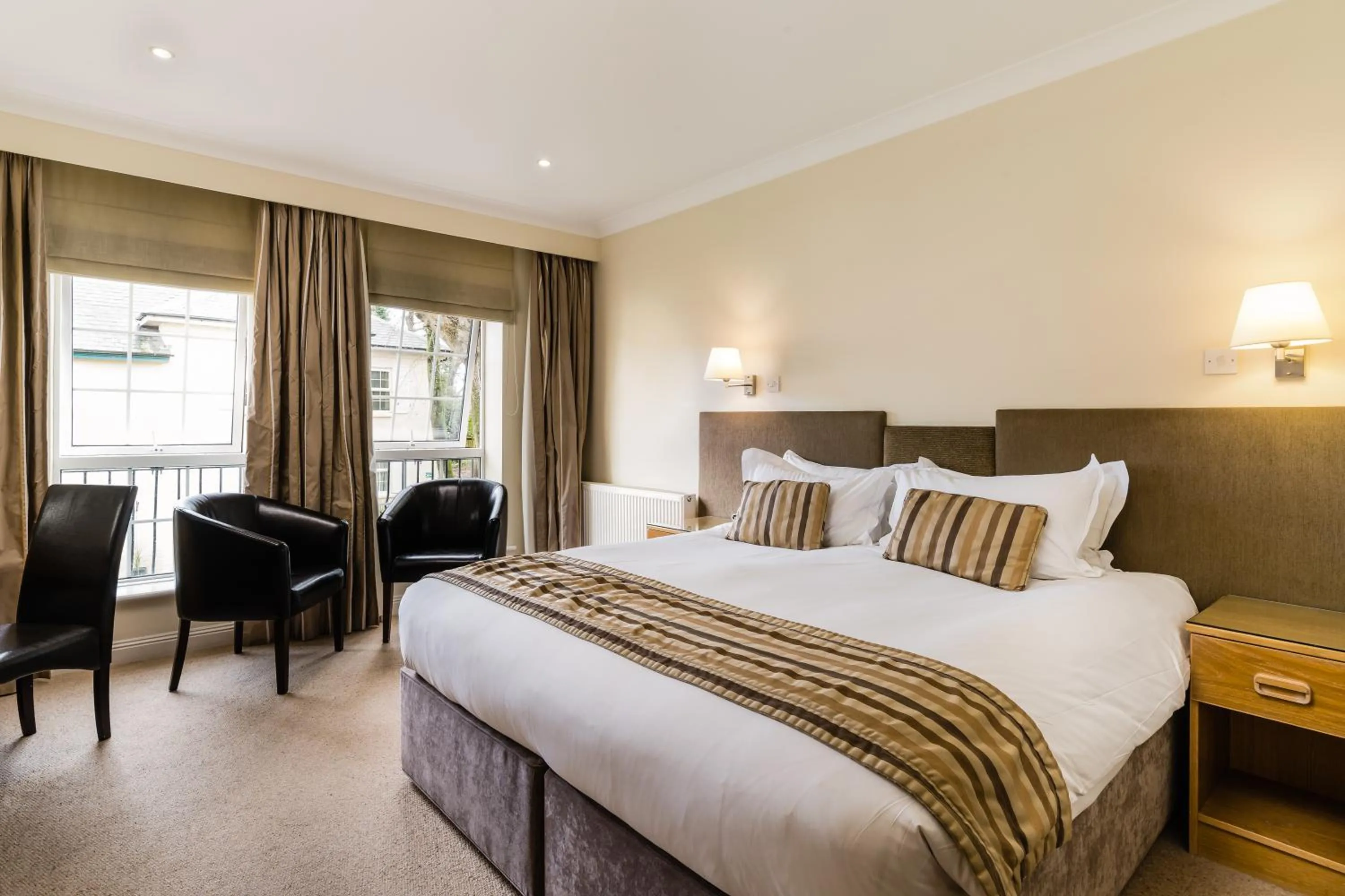 Bedroom, Bed in Forest Lodge Hotel