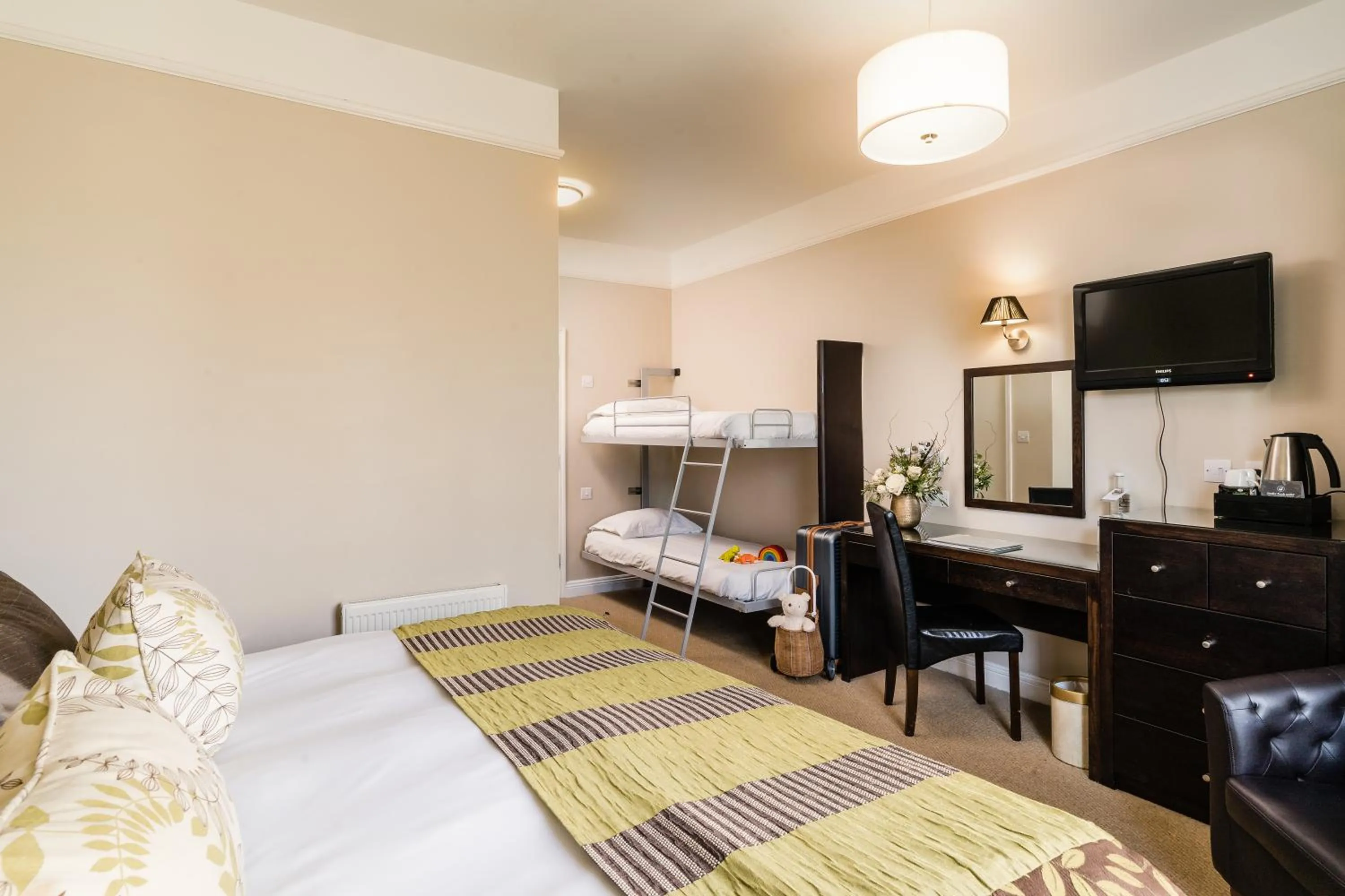 Bedroom, Bed in Forest Lodge Hotel