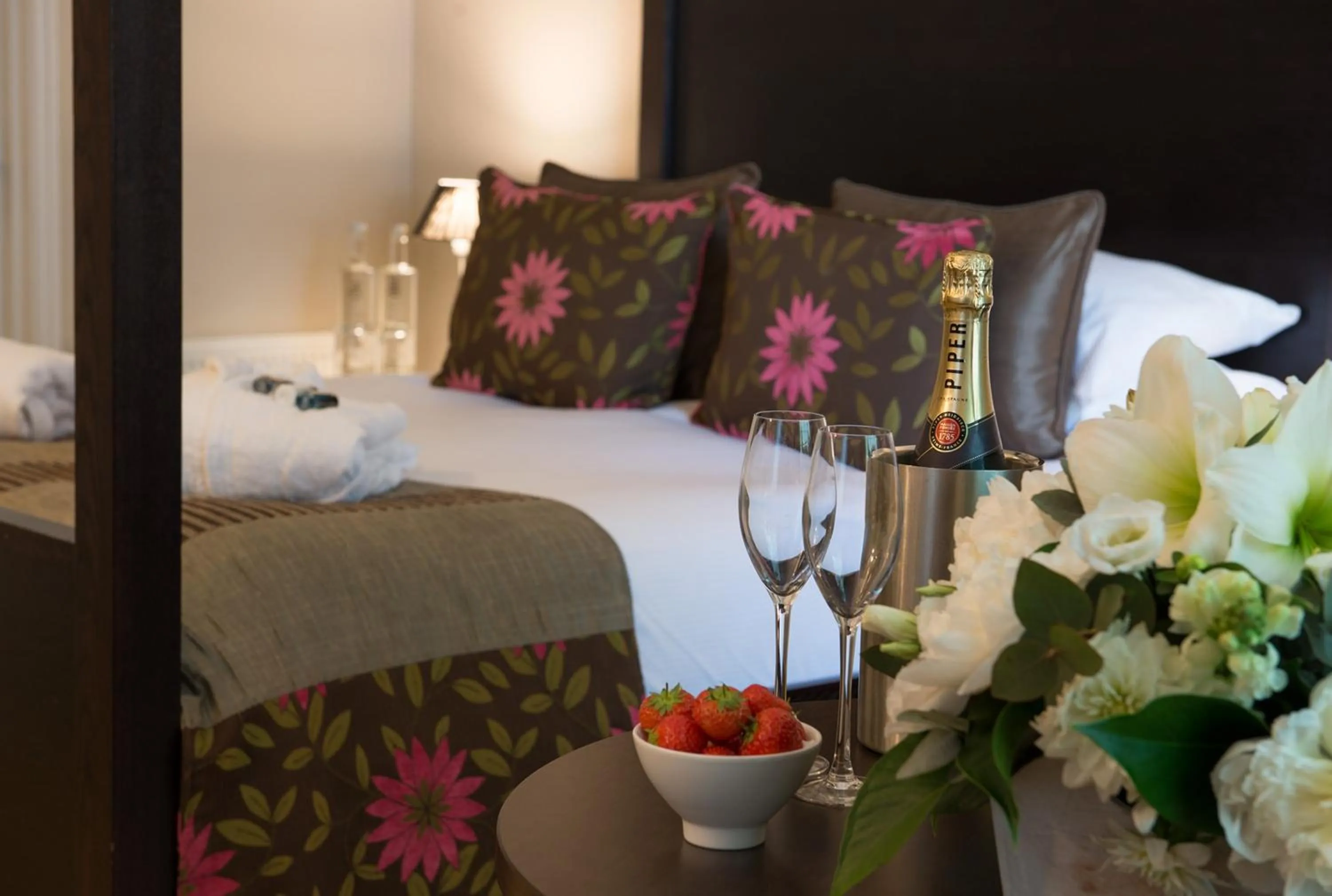 Bedroom, Bed in Forest Lodge Hotel