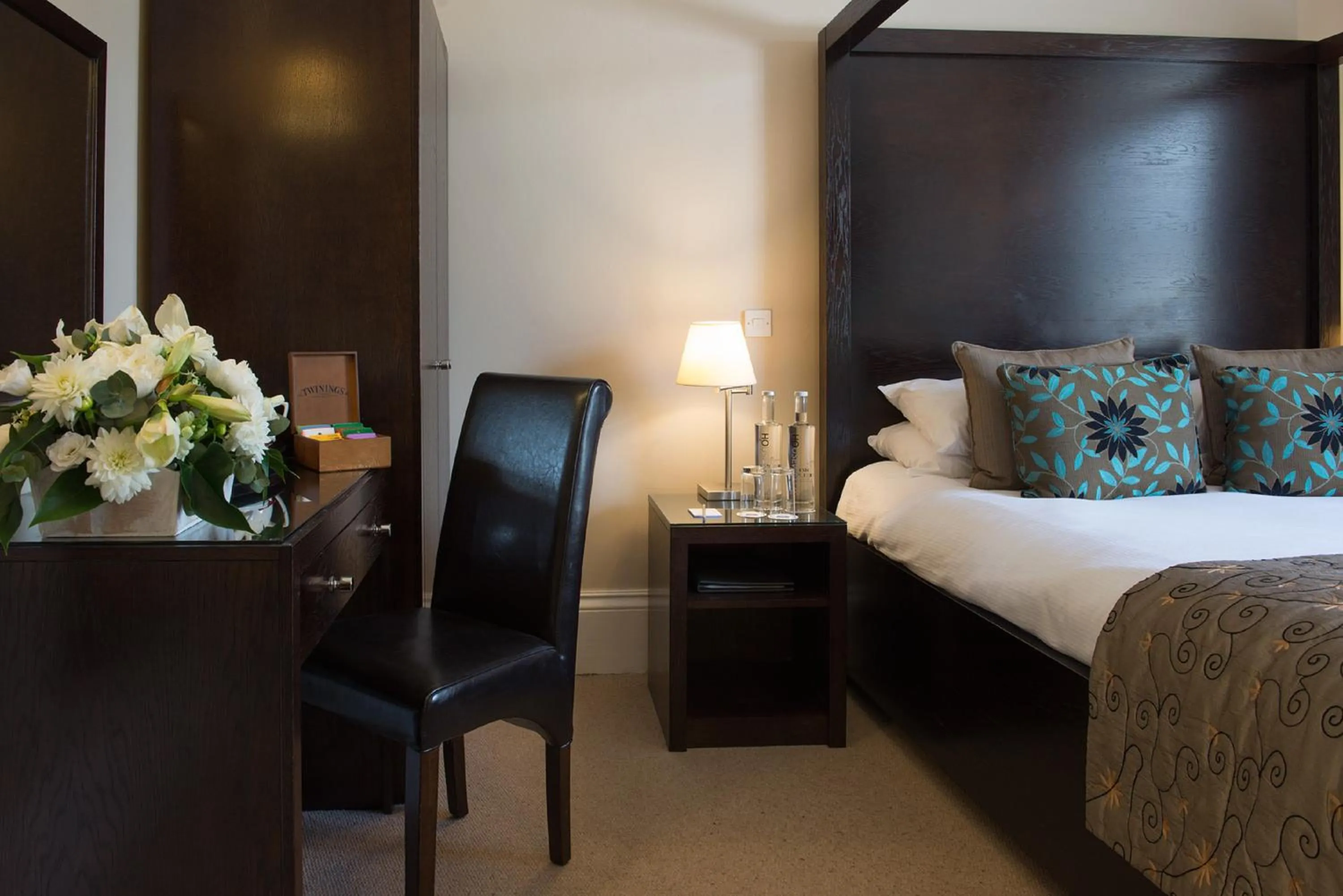 Bedroom, Bed in Forest Lodge Hotel