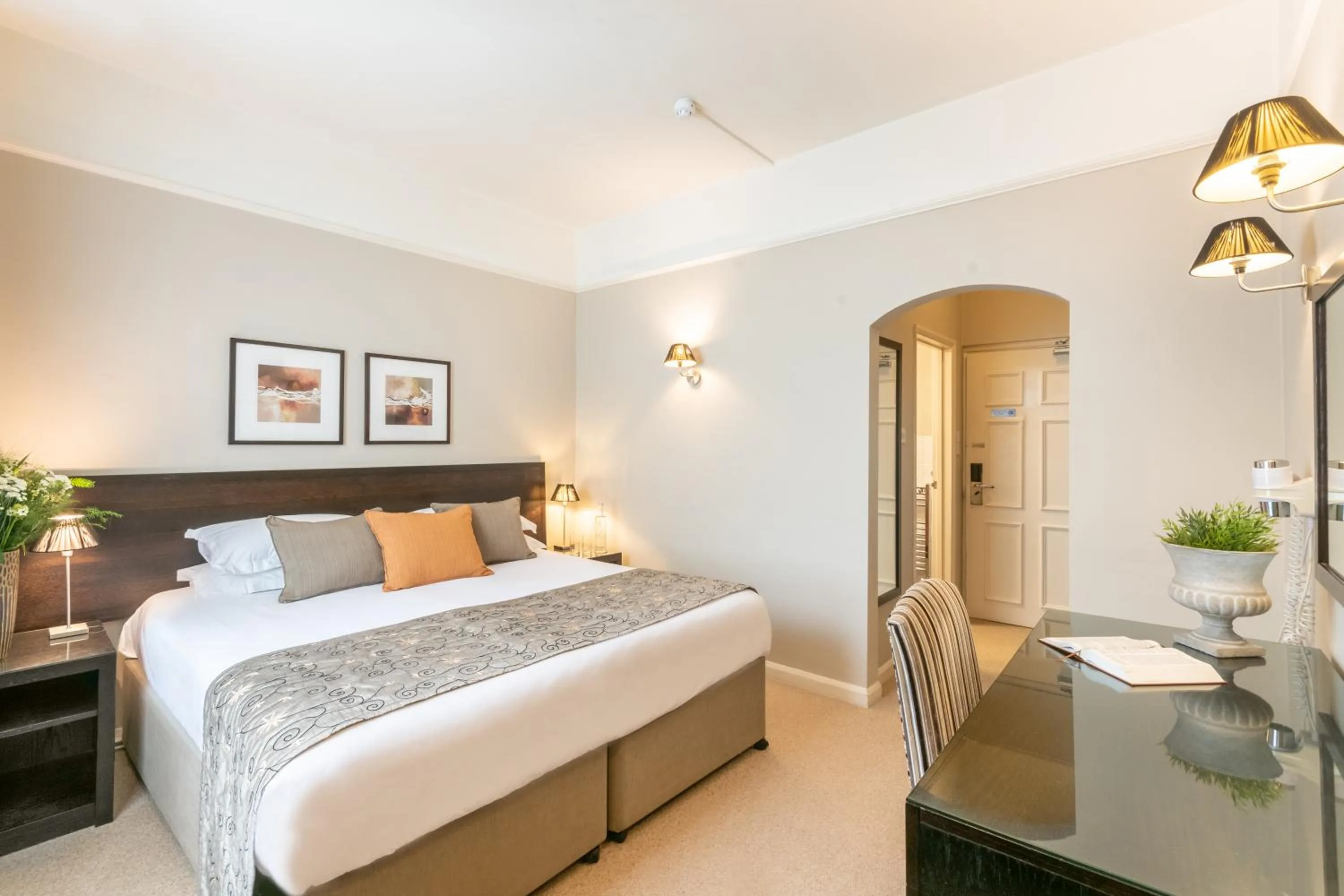 Bedroom, Bed in Forest Lodge Hotel