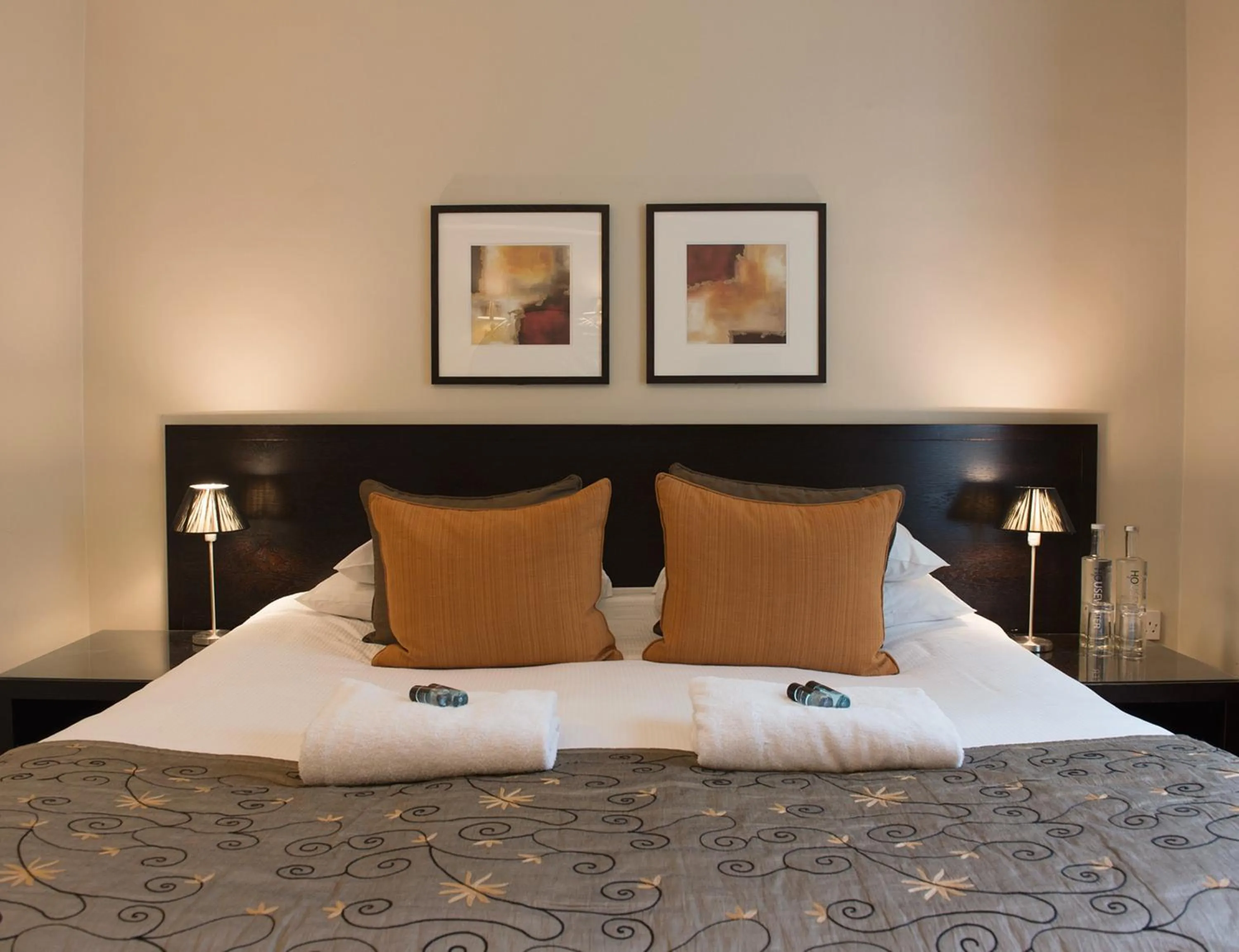 Bedroom, Bed in Forest Lodge Hotel