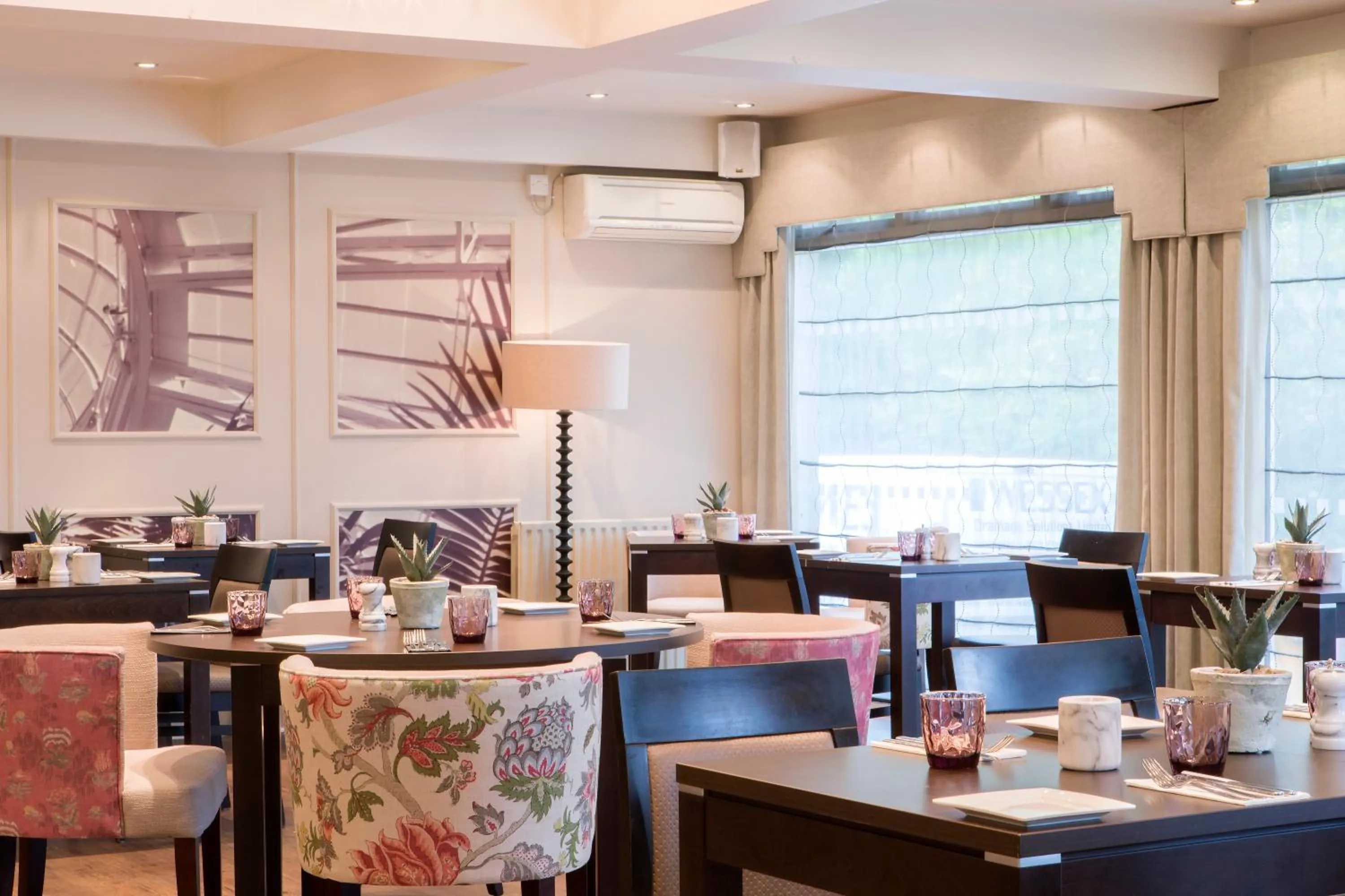 Restaurant/places to eat in Forest Lodge Hotel