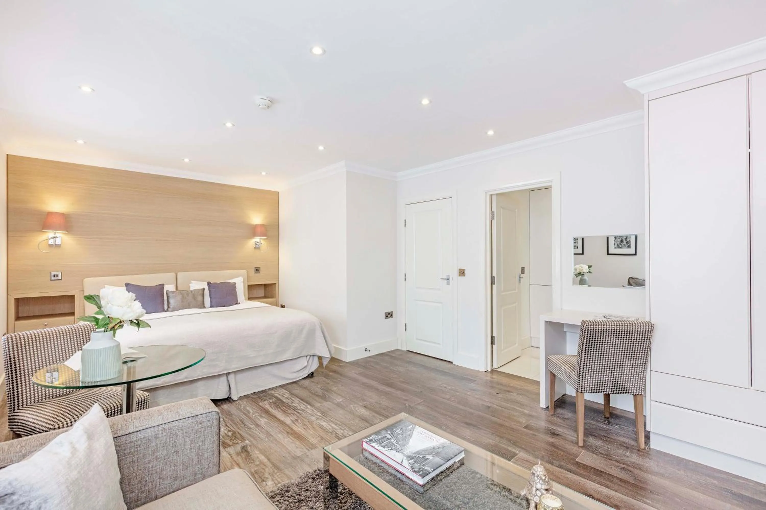 Bedroom, Bed in Ashburn Court Apartments