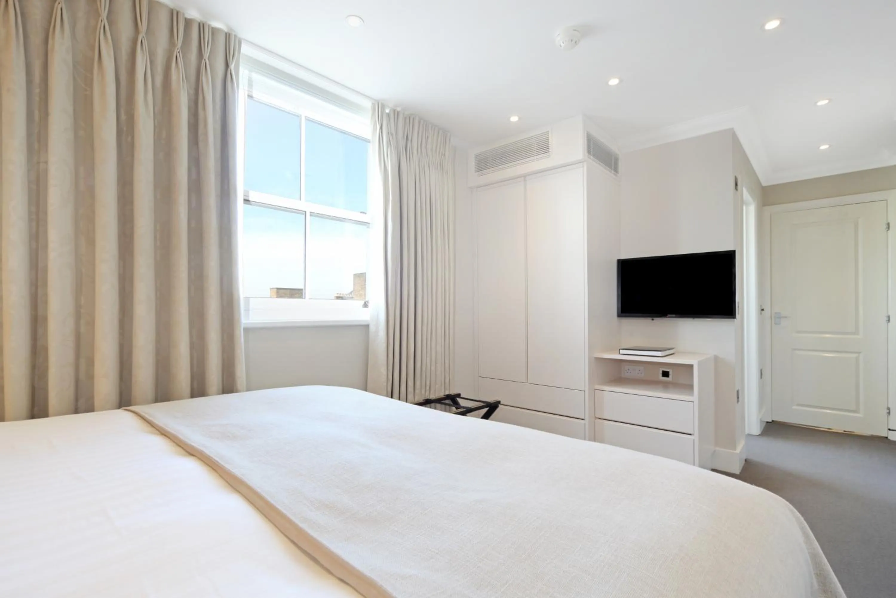 Bedroom, Bed in Ashburn Court Apartments