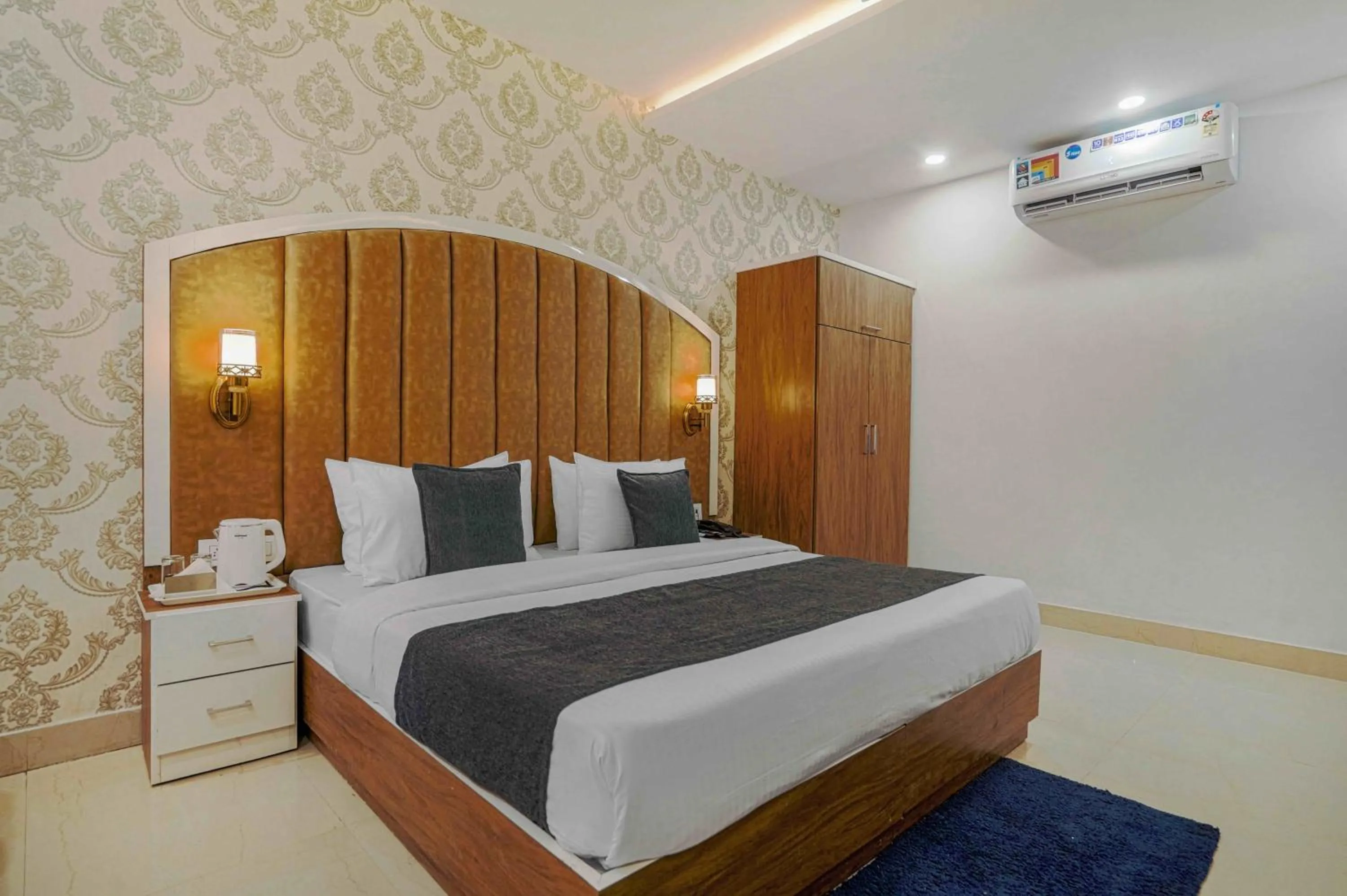 Photo of the whole room, Bed in Hotel Paras Chandigarh Zirakpur