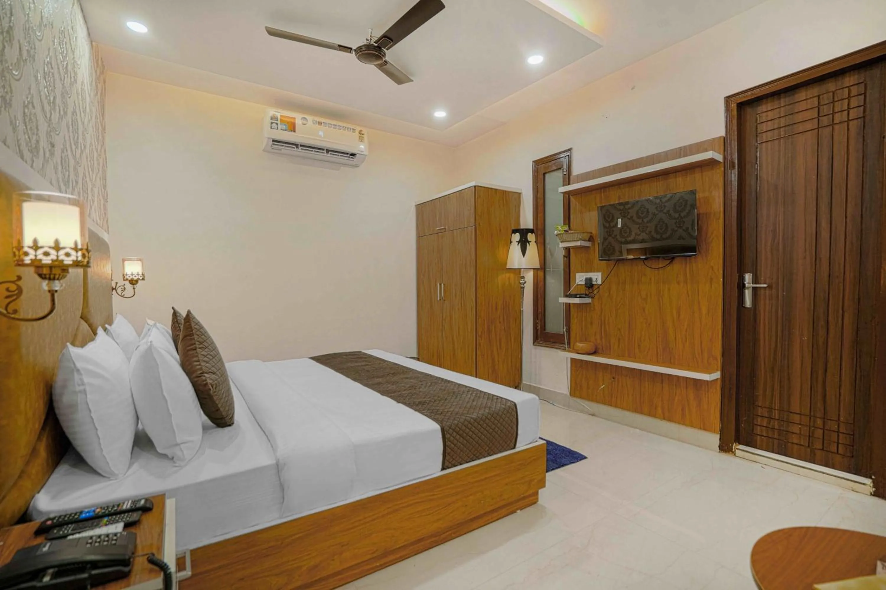 Photo of the whole room, Bed in Hotel Paras Chandigarh Zirakpur