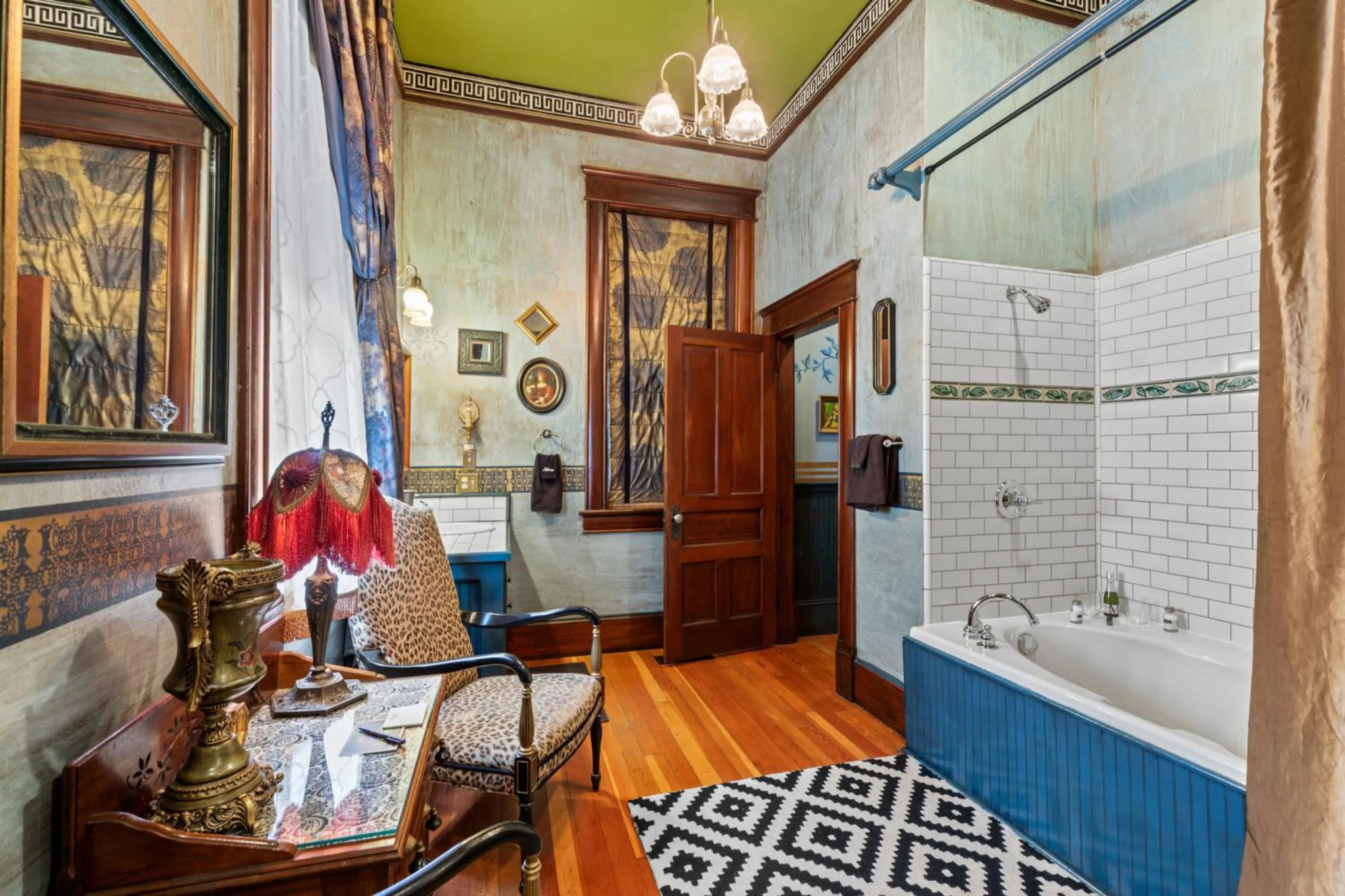 Shower in The Peerless Hotel