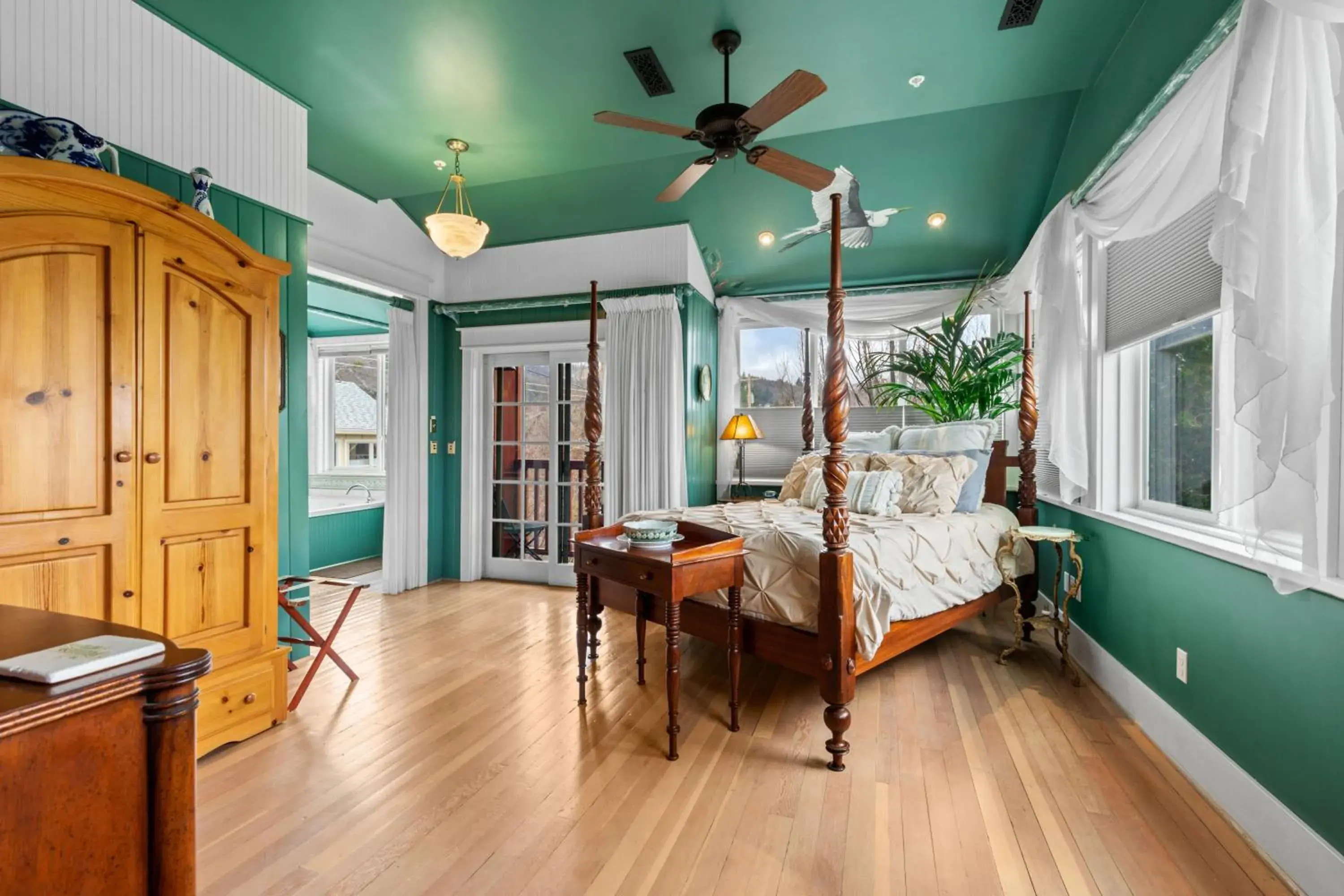 Suite with Mountain View in The Peerless Hotel Suite with Mountain View in The Peerless Hotel